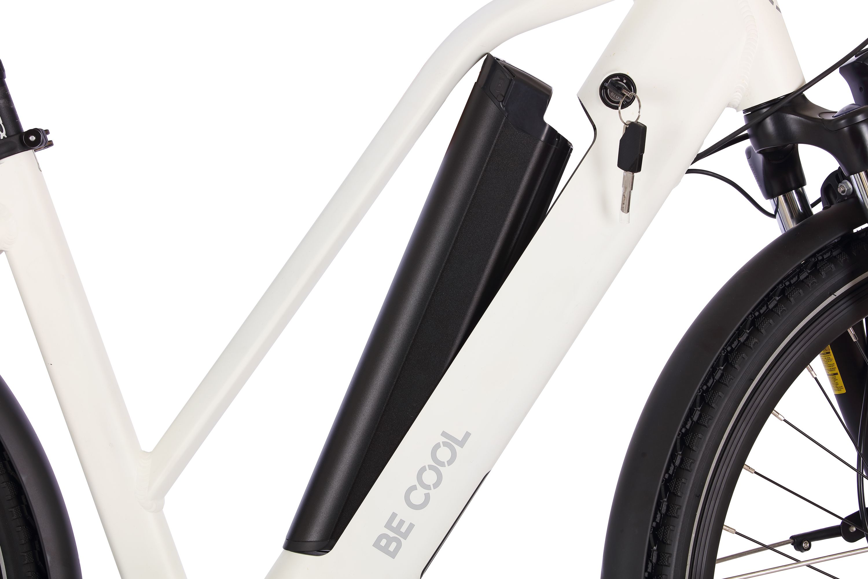 Weißes Elektrofahrrad mit schwarzem Akku. Das Wort BE COOL steht auf der Seite.