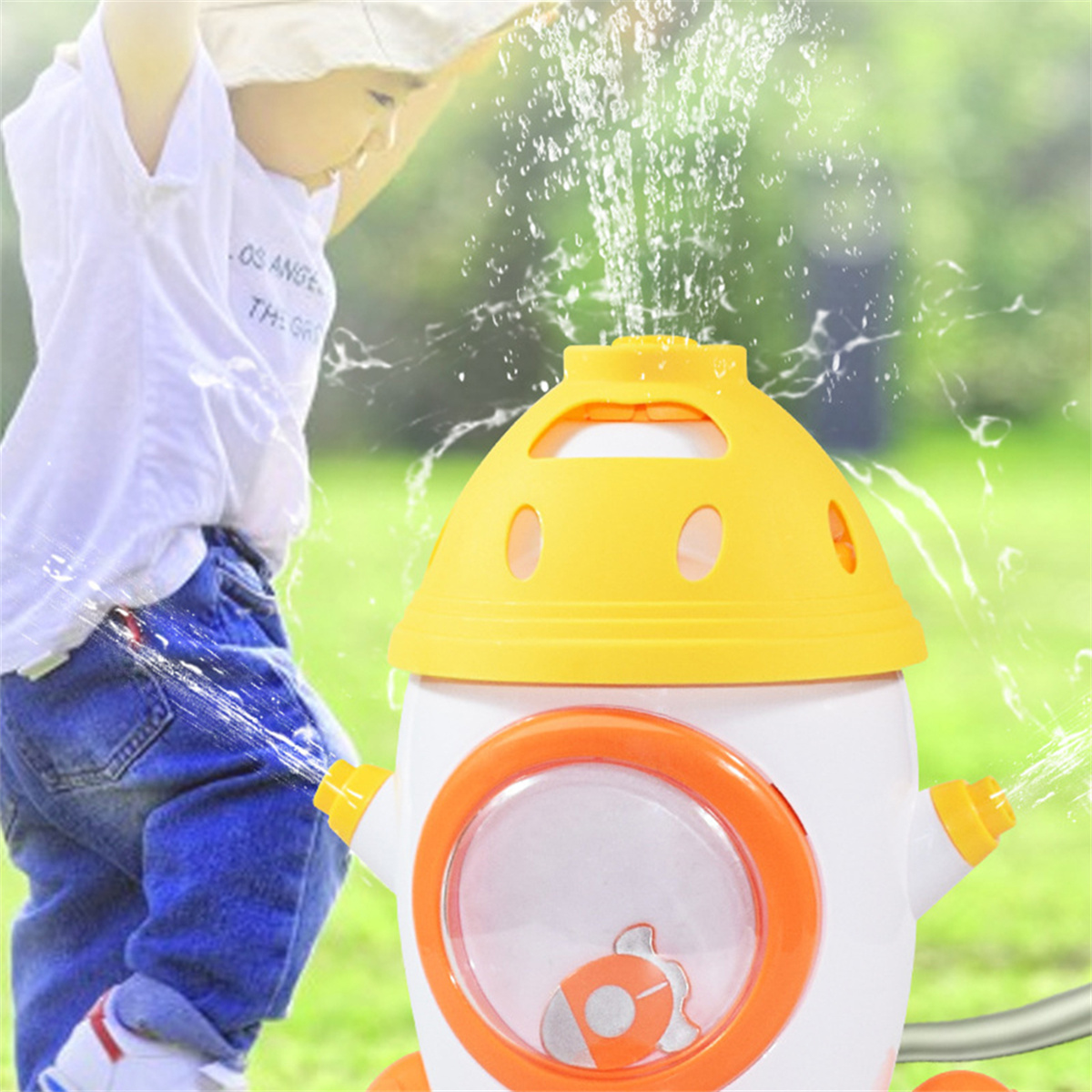Ein Kind spielt mit einem Wasserspielzeug. Das Spielzeug ist weiß und gelb und spritzt Wasser von oben.