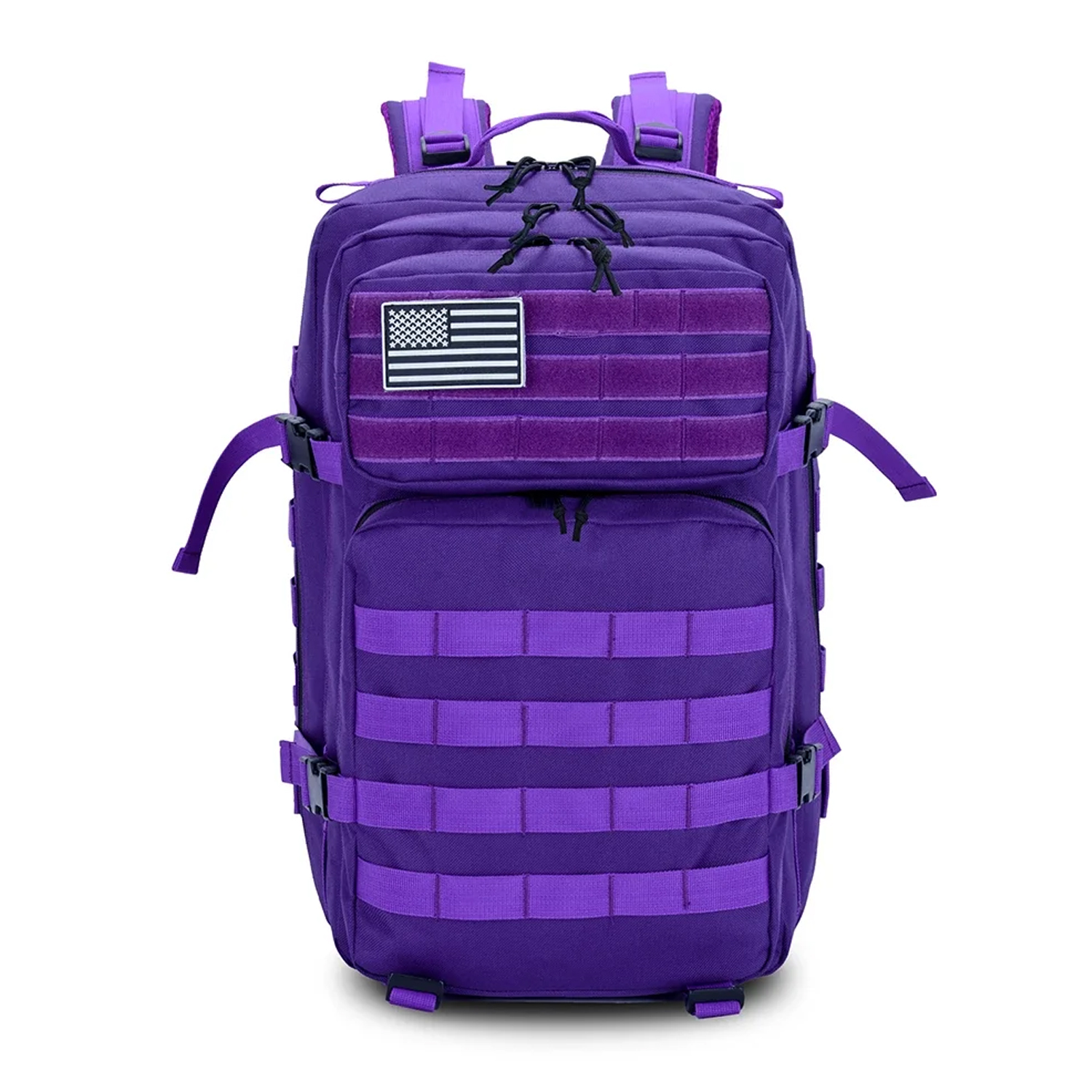 Uno zaino viola con toppa con la bandiera americana. Sono visibili più cinghie e tasche. Cerniere e fibbie nere.