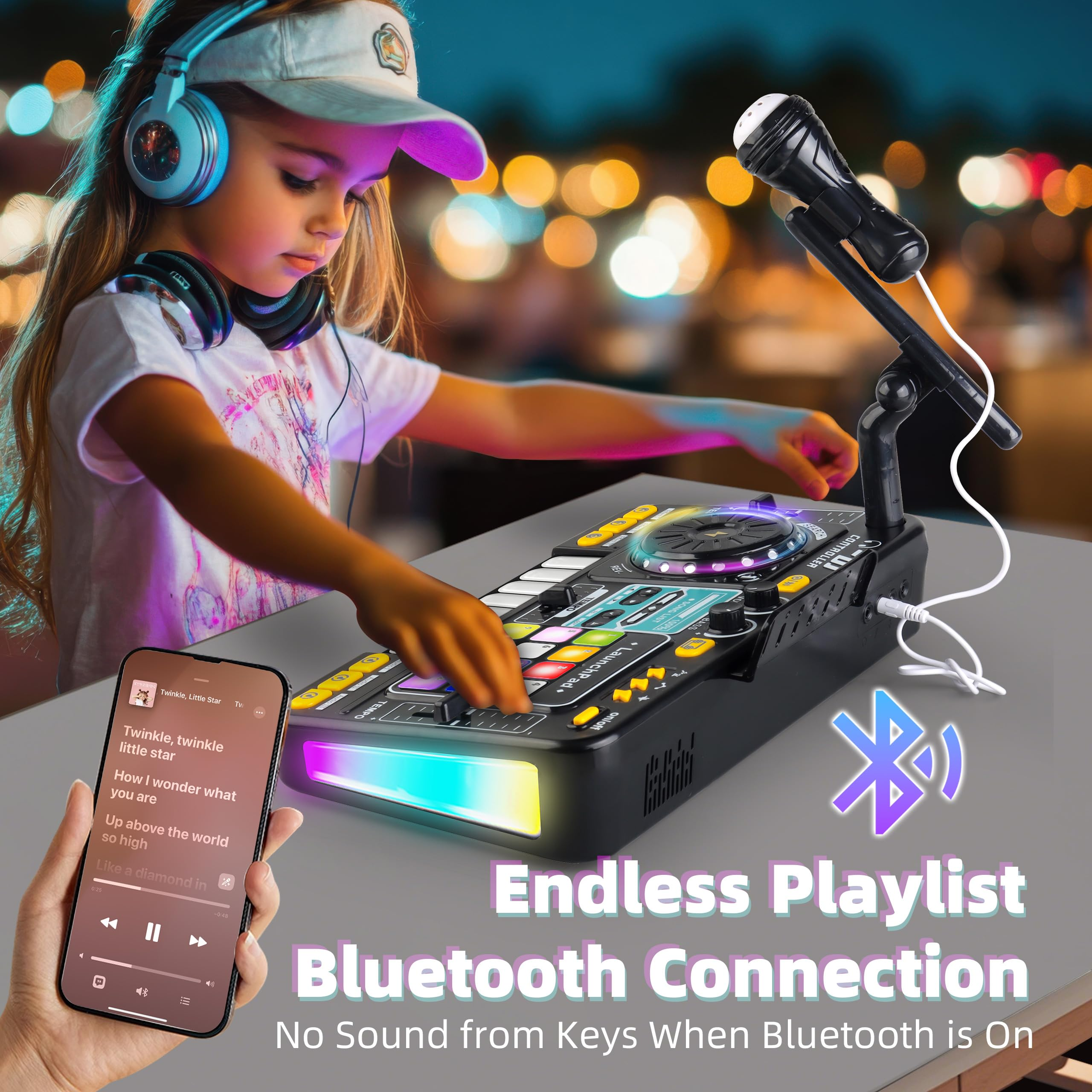 Mädchen, das einen DJ-Mixer mit einem Telefon benutzt. Ein Mikrofon ist vorhanden. Text: Endlose Wiedergabeliste, Bluetooth-Verbindung.