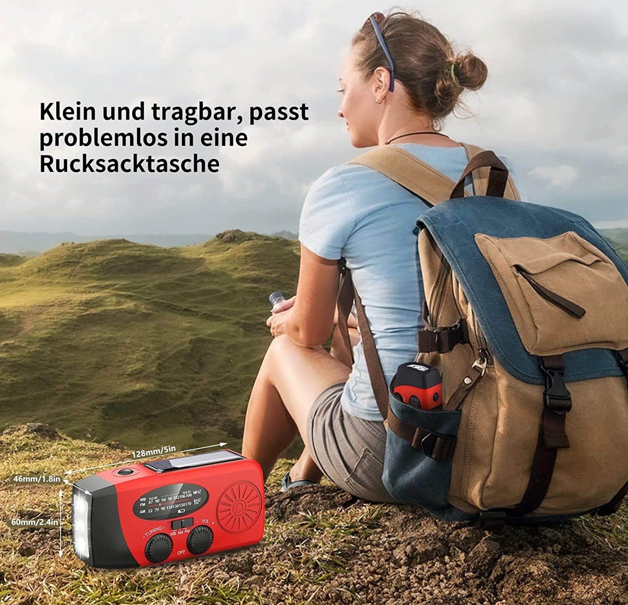 Eine Frau sitzt mit einem Rucksack. Notfallradio in der Seitentasche.