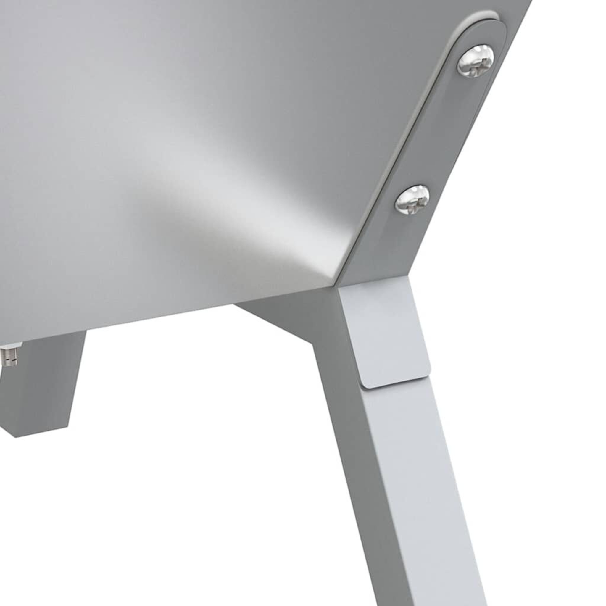 Nahaufnahme einer Ecke eines grauen, rechteckigen Metallobjekts mit sichtbaren Schrauben.