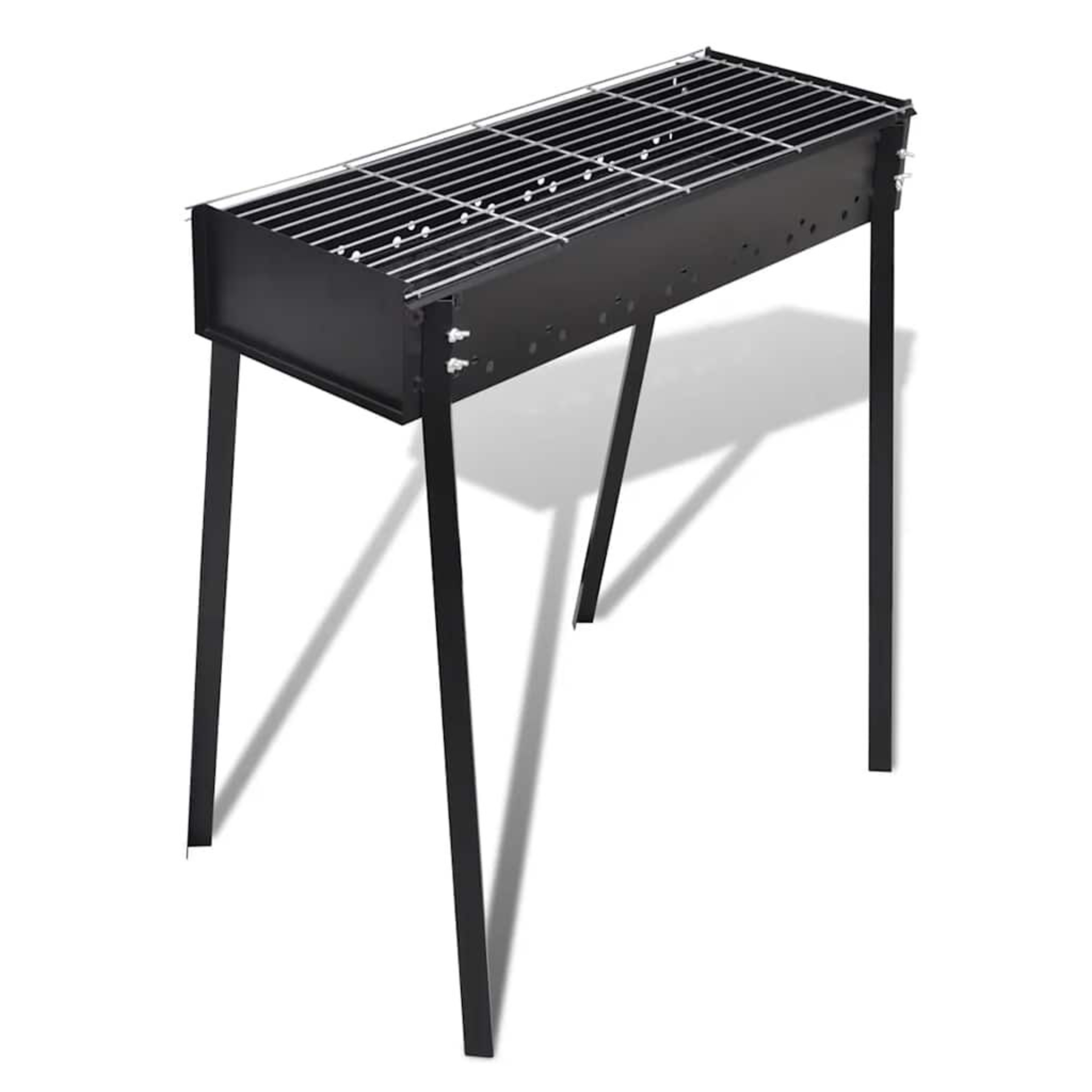 Schwarzer Metallgrill mit Beinen auf weißem Hintergrund, Schatten sichtbar.