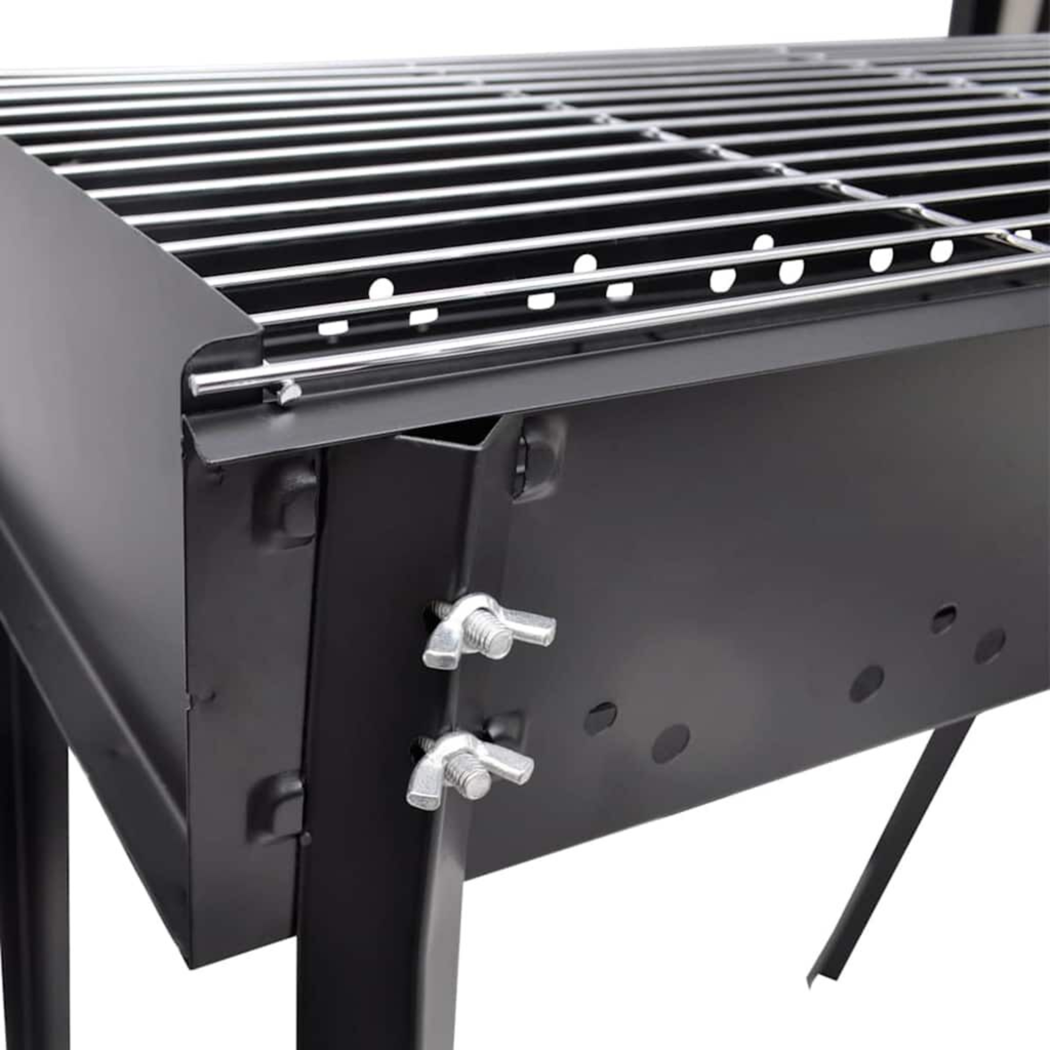 Nahaufnahme eines schwarzen Metall-Holzkohlegrills mit Metallrost und Flügelmuttern.