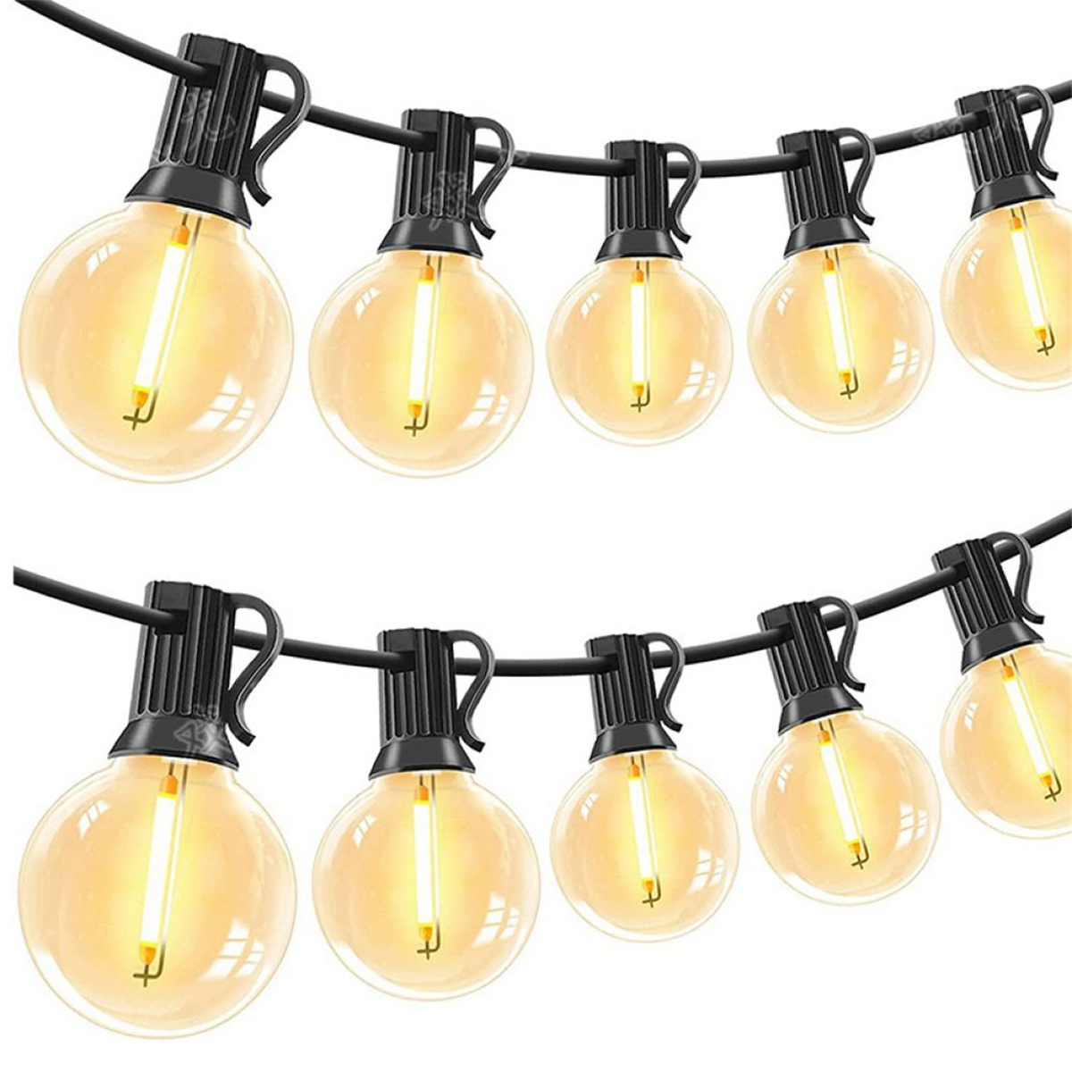 Lichterkette an einem schwarzen Kabel, mit weißem Hintergrund.