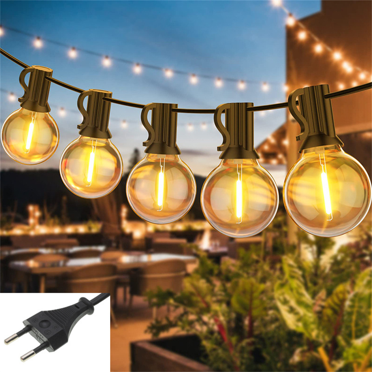 Lichterkette im Freien mit Stecker. Vordergrund: Lichter. Hintergrund: Bäume, Himmel.