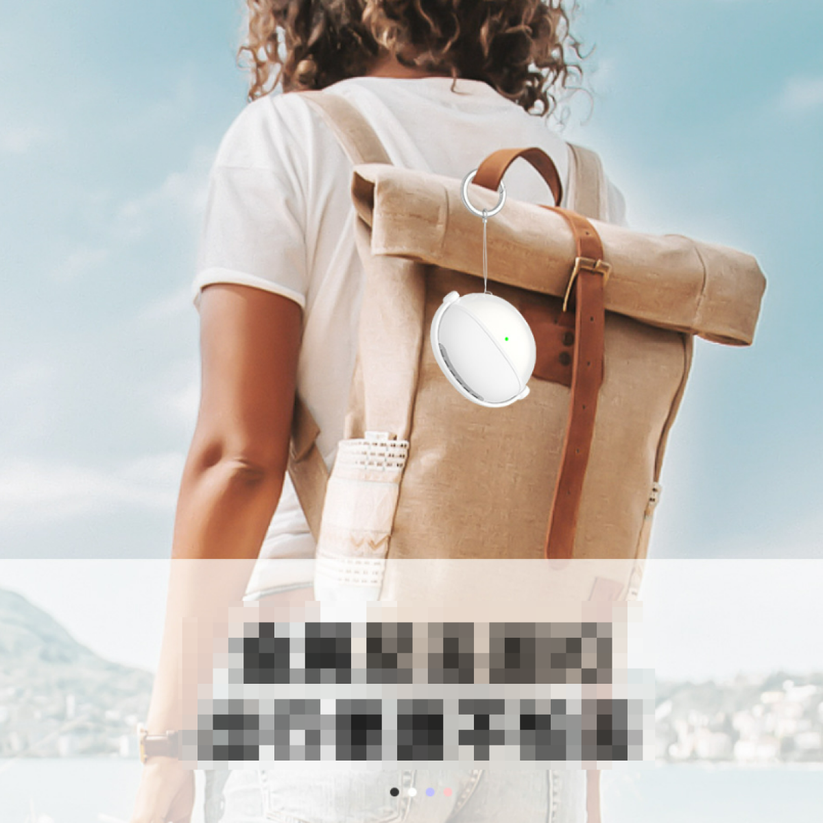 Person mit Rucksack und weißem, rundem Gerät. Verschwommener Hintergrund.