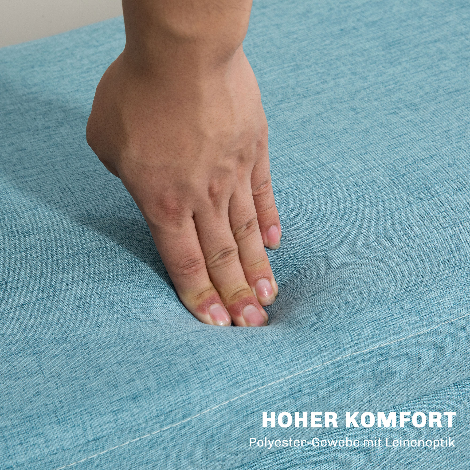 Hand drückt auf hellblauen, strukturierten Stoff. Der Text 'HOHER KOMFORT' ist sichtbar.