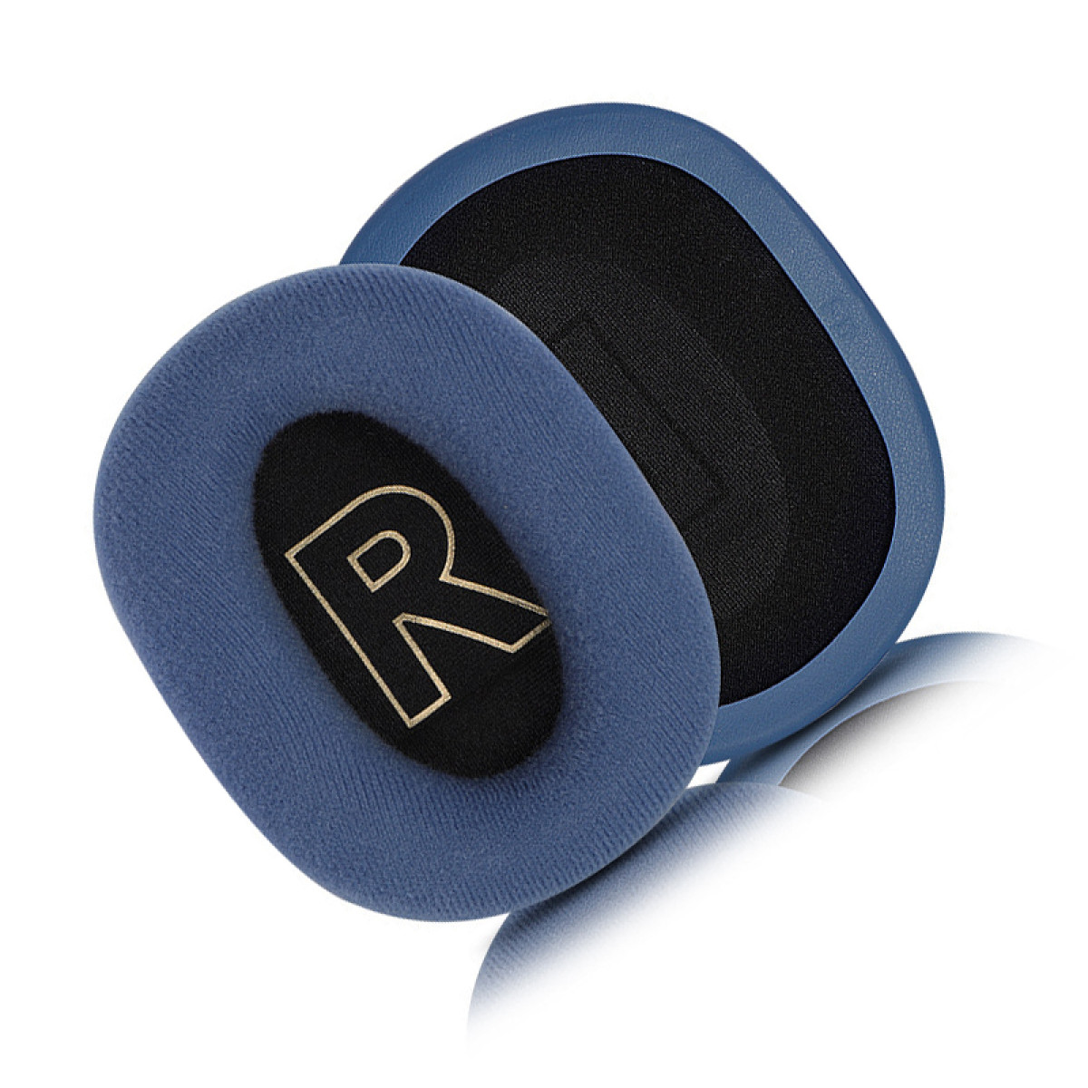 Due cuscinetti auricolari blu per cuffie. Uno mostra una 'R' dorata e l'altro rivela uno strato interno nero.