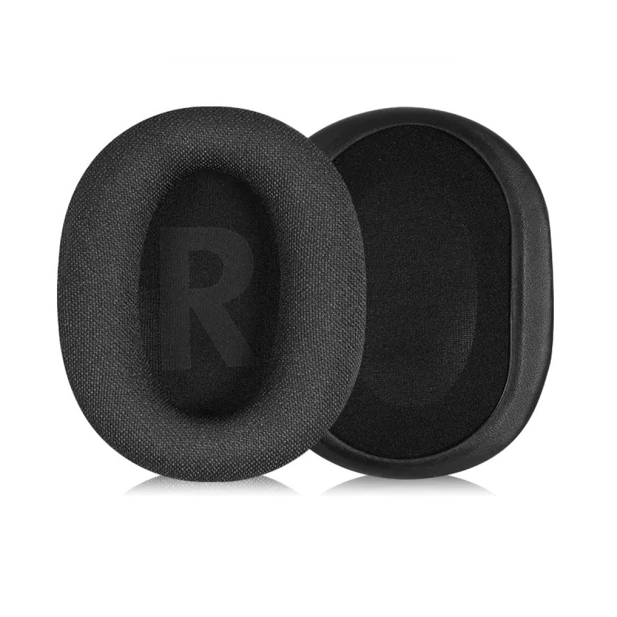 Due cuscinetti auricolari neri per cuffie. Uno mostra una 'R' dorata e l'altro rivela uno strato interno nero.