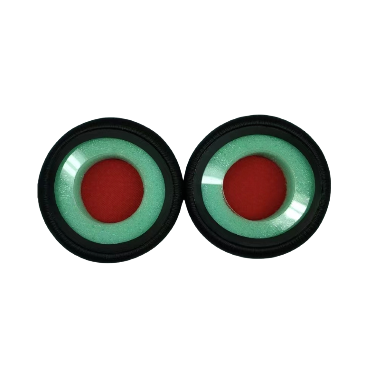 Due cuscinetti auricolari per cuffie. L'interno è rosso e verde. Anello nero intorno.