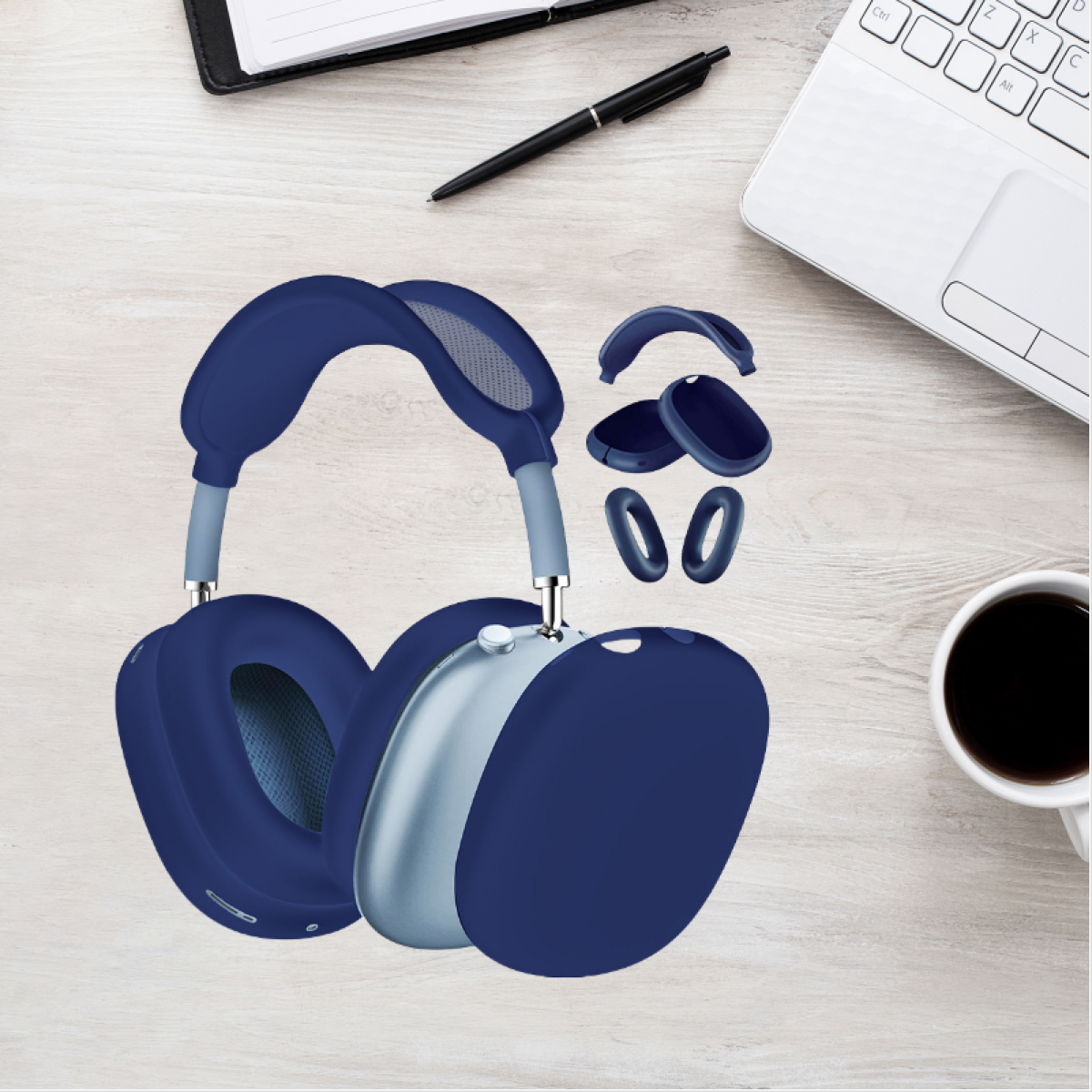 Auriculares azules con detalles plateados y accesorios sobre una mesa de madera.