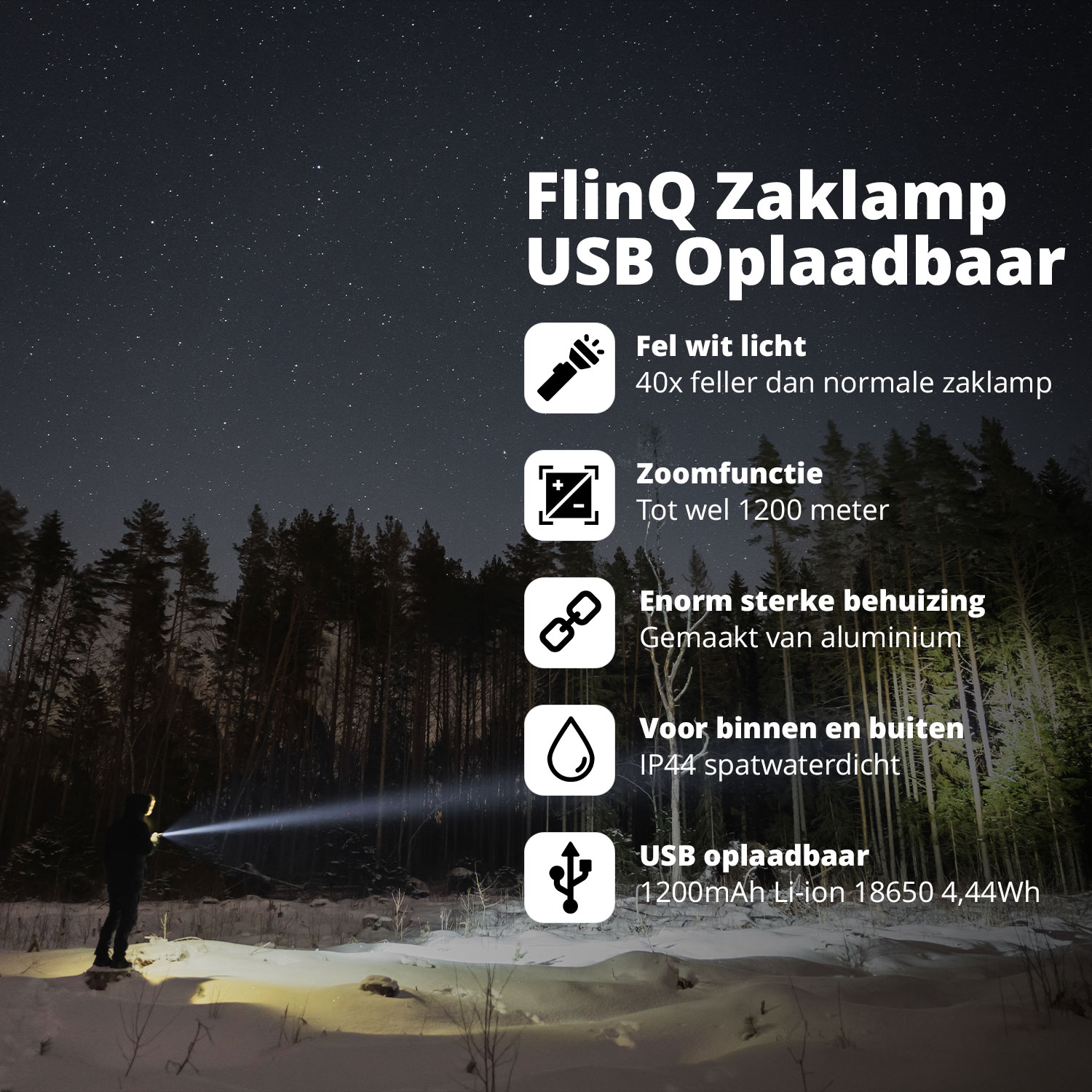 Een persoon met een zaklamp in een besneeuwd bos 's nachts.