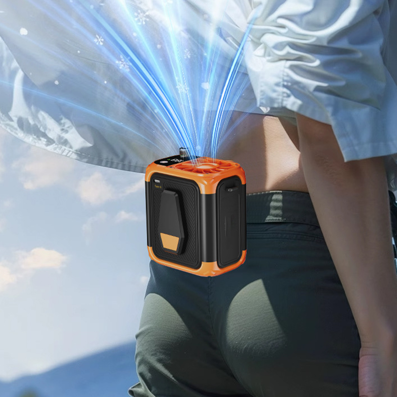 Person mit einem Kühlventilator am Bund. Der Lüfter ist orange und schwarz.