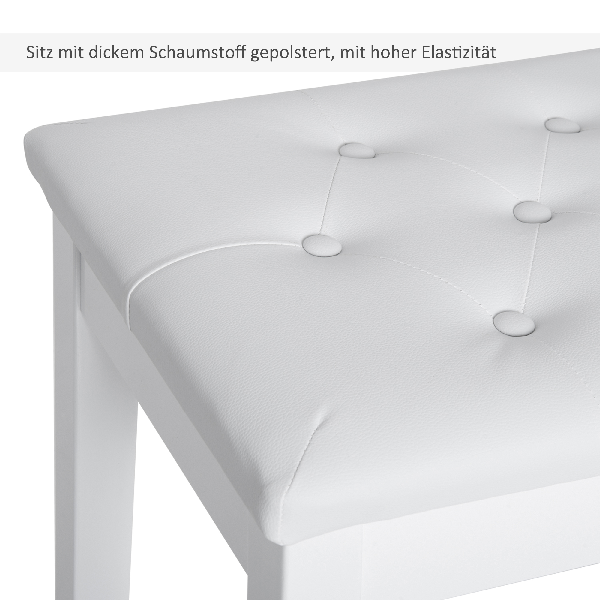 Nahaufnahme eines weißen Klavierbanksitzes. Der Sitz hat eine weiße, gepolsterte Oberfläche mit getufteten Knöpfen.