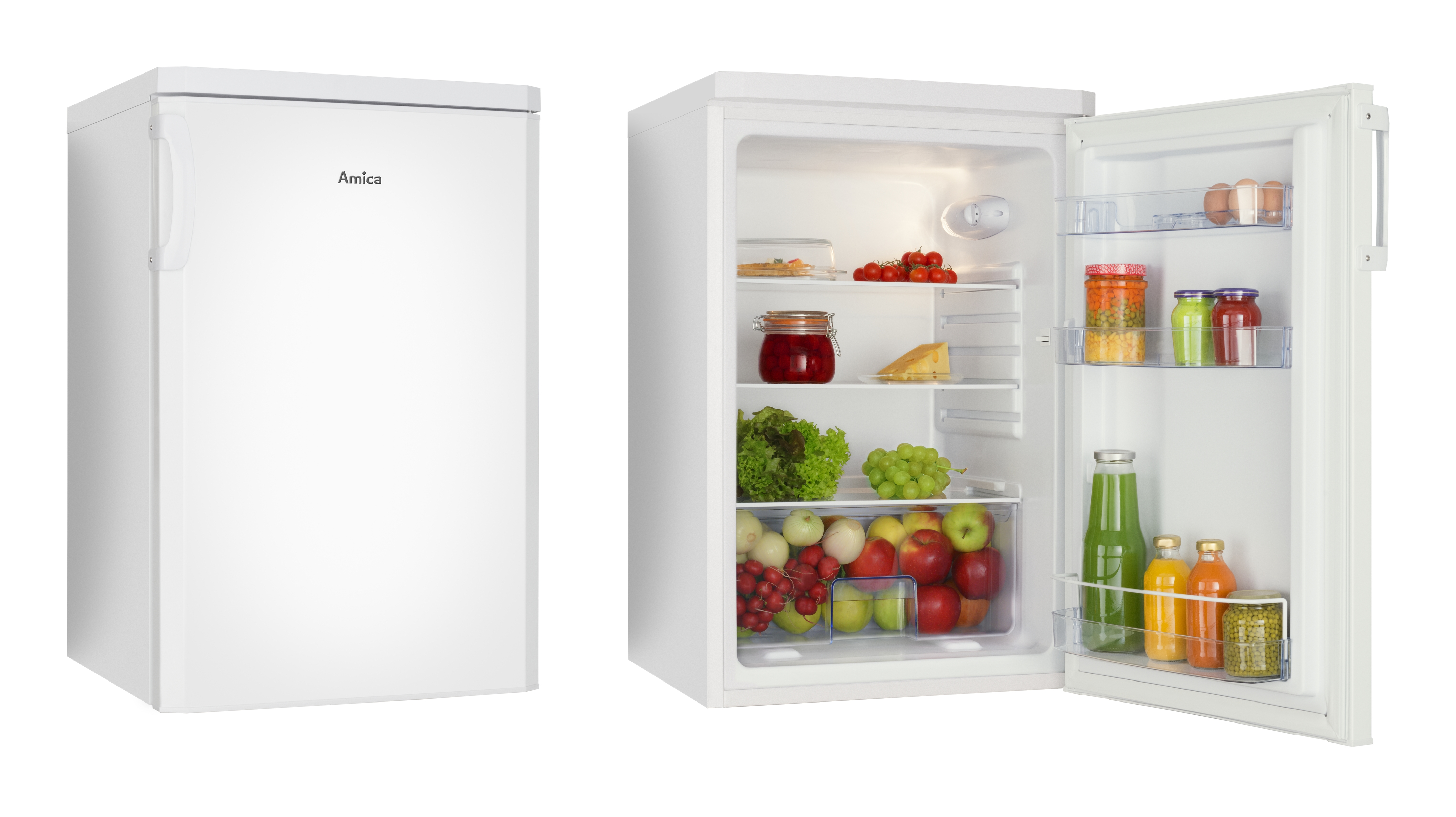 Weißer Kühlschrank, geschlossen und offen. Der offene Kühlschrank zeigt Lebensmittel, darunter Obst und Gemüse.