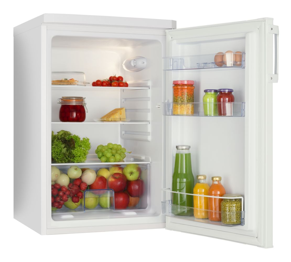 Ein weißer Kühlschrank mit offener Tür. Im Inneren befinden sich Lebensmittel wie Obst, Gläser und Saft.