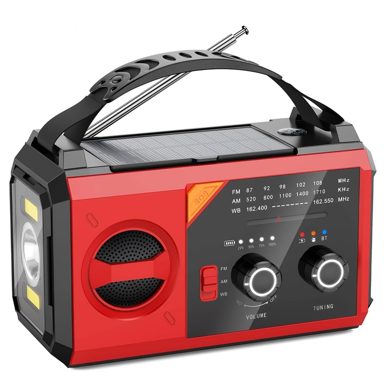 Rotes und schwarzes Radio mit Griff und Solarpanel. Es hat einen Bildschirm und Knöpfe. Es gibt eine Taschenlampe.