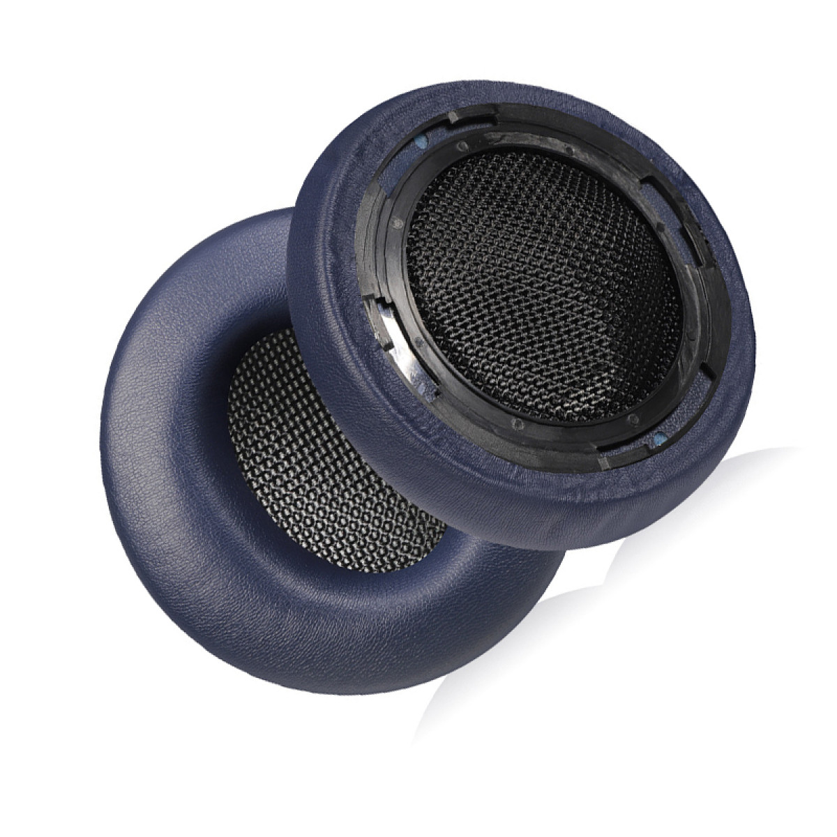 Due cuscinetti auricolari blu per cuffie con rete nera all'interno su sfondo bianco.