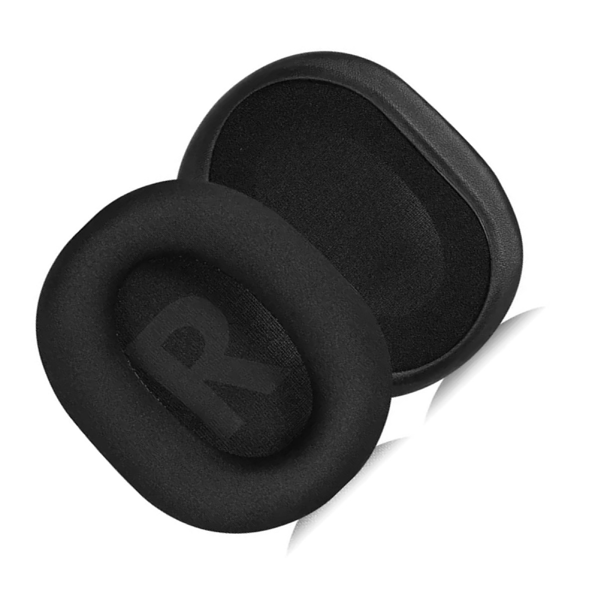 Cuscinetti auricolari per cuffie neri, uno contrassegnato con una 'R'. Isolati su bianco.