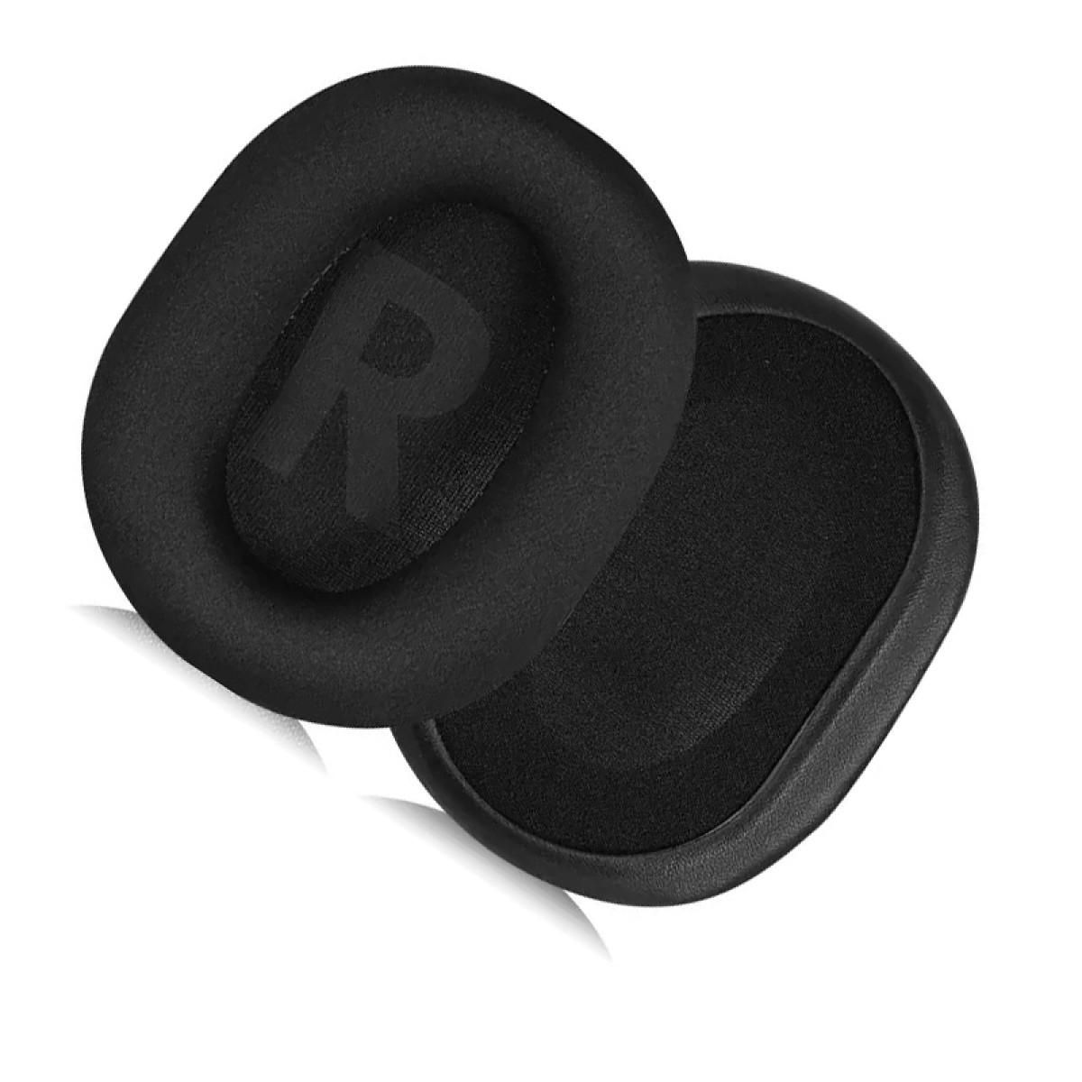 Due cuscinetti auricolari neri per cuffie su una superficie bianca. Un cuscinetto ha una grande 'R' stampata.
