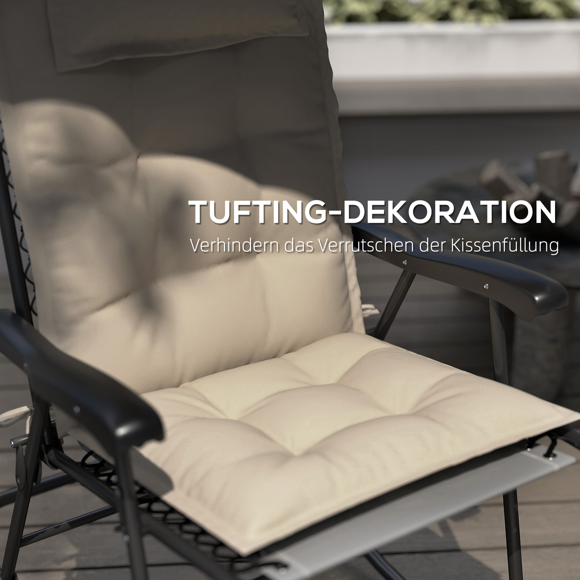 Nahaufnahme eines Stuhlkissens mit Text auf Deutsch: Tufting-Dekoration.