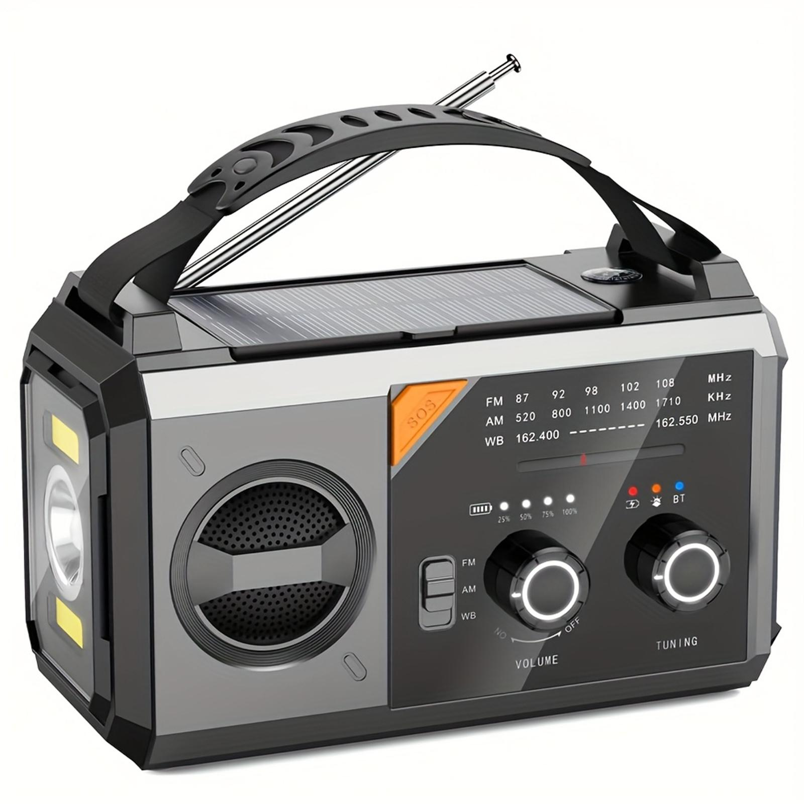 Tragbares Radio mit Griff, Solarpanel, Taschenlampe und Bedienelementen. Isoliert.