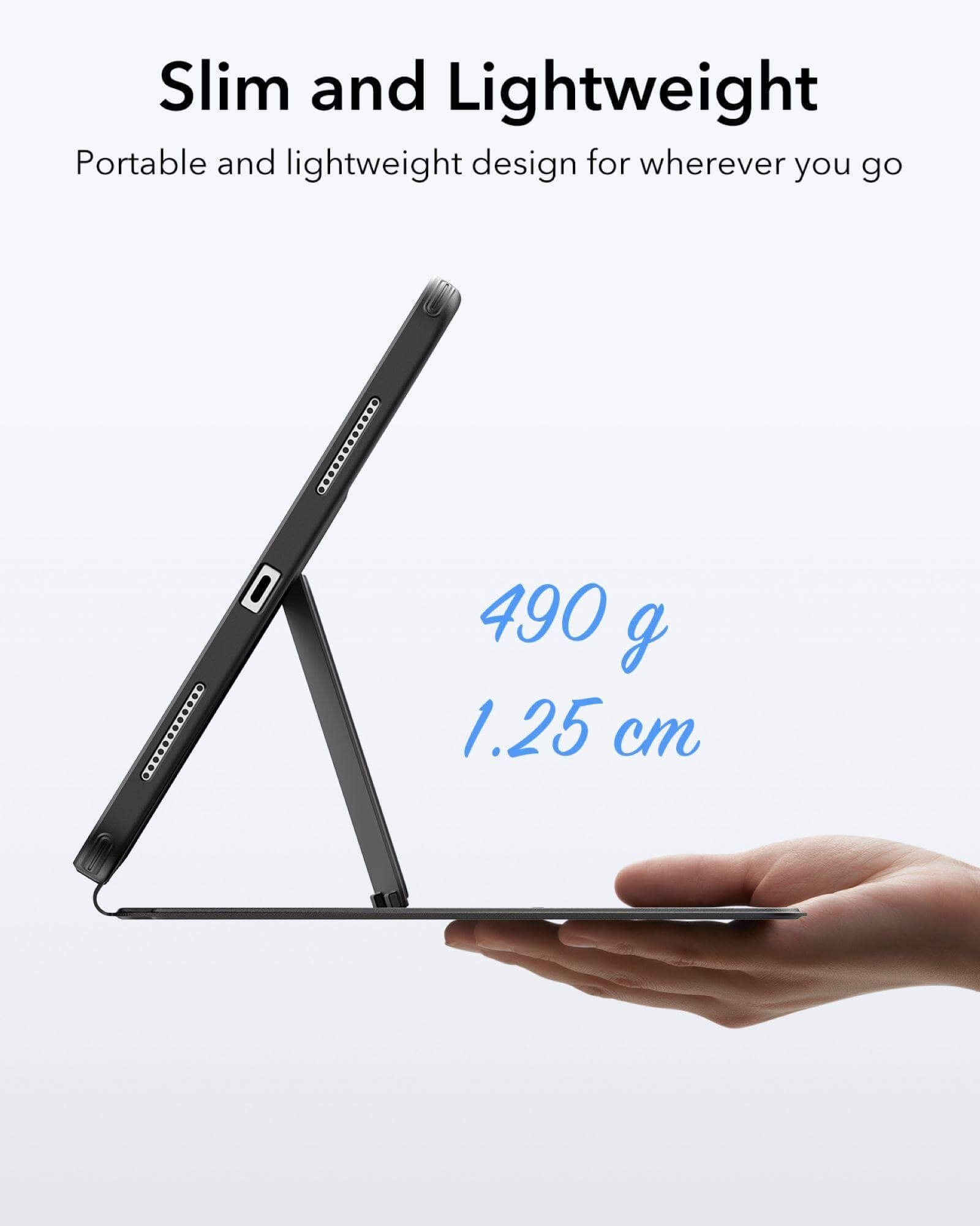 Eine schwarze Tablet-Hülle, geöffnet, mit Ständer. Gewicht: 490g, Dicke: 1,25cm. Weißer Hintergrund.