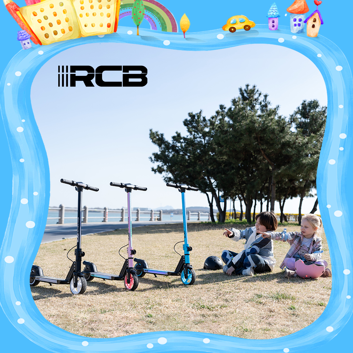 Trzy skutery na trawiastym terenie z dziećmi. W tle drzewa, tęcza i chmury.