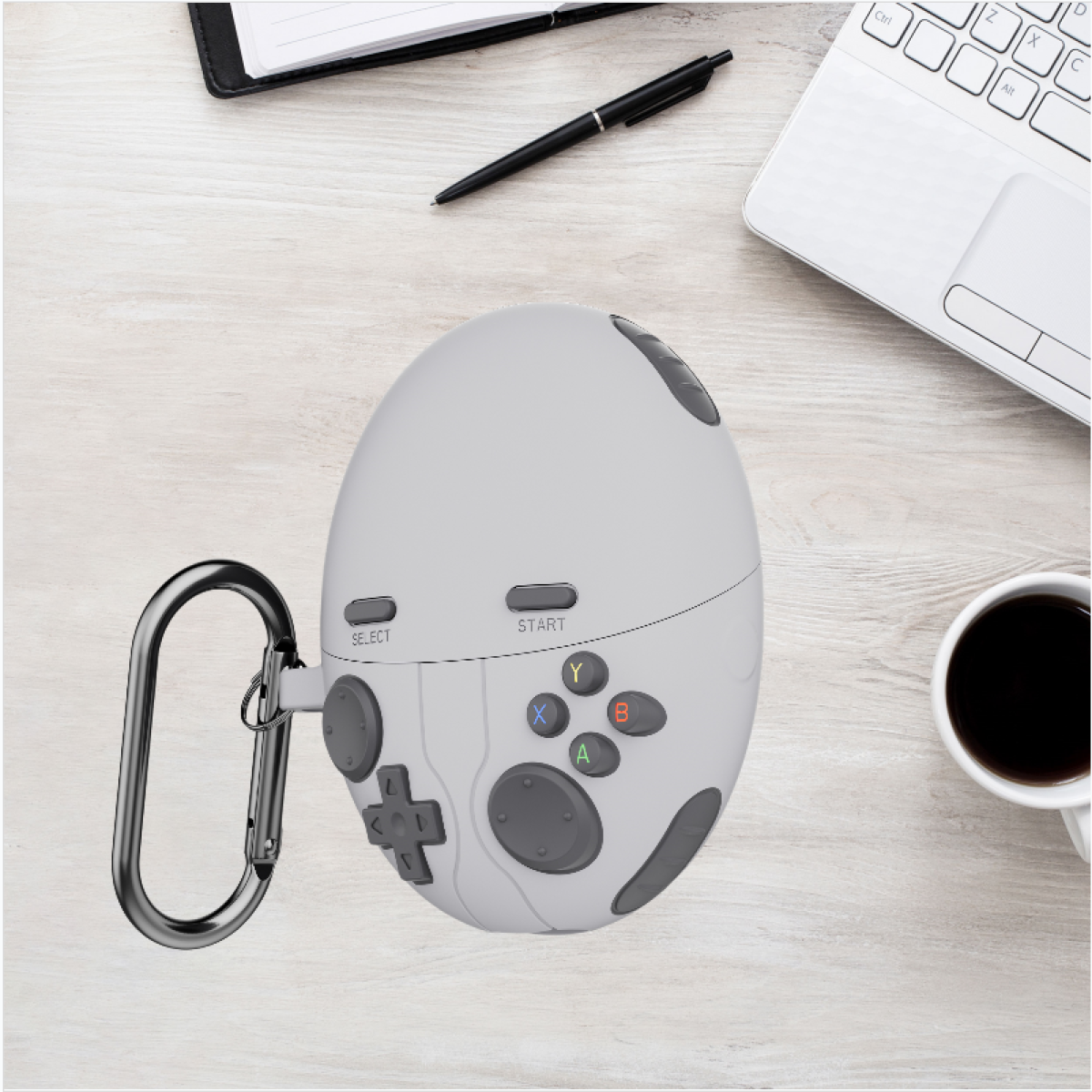 Una custodia grigia a forma di controller di gioco con un moschettone. La custodia ha pulsanti e un pad direzionale.