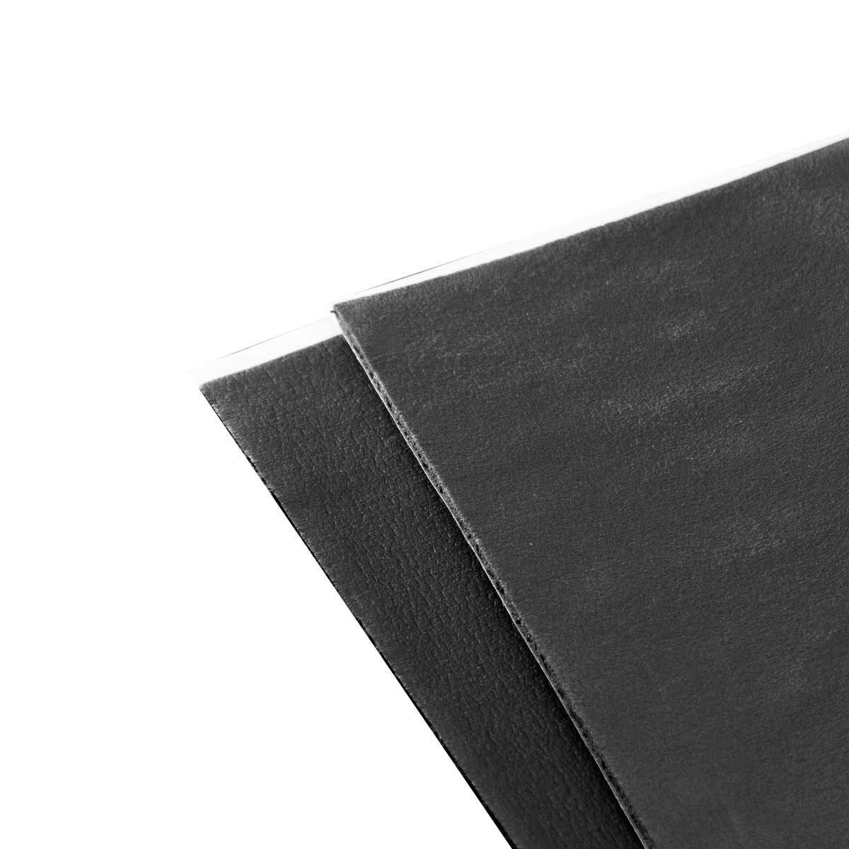 Zwei schwarze Schalldämmplatten überlappen sich, auf weißem Hintergrund.