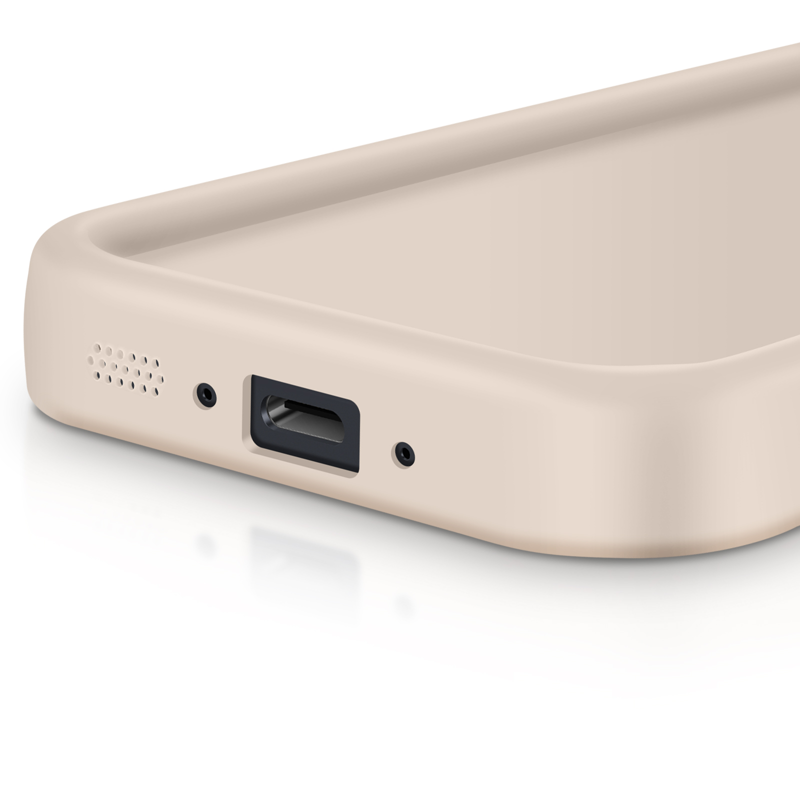 Primo piano di una custodia beige con porta di ricarica e fori per altoparlanti.