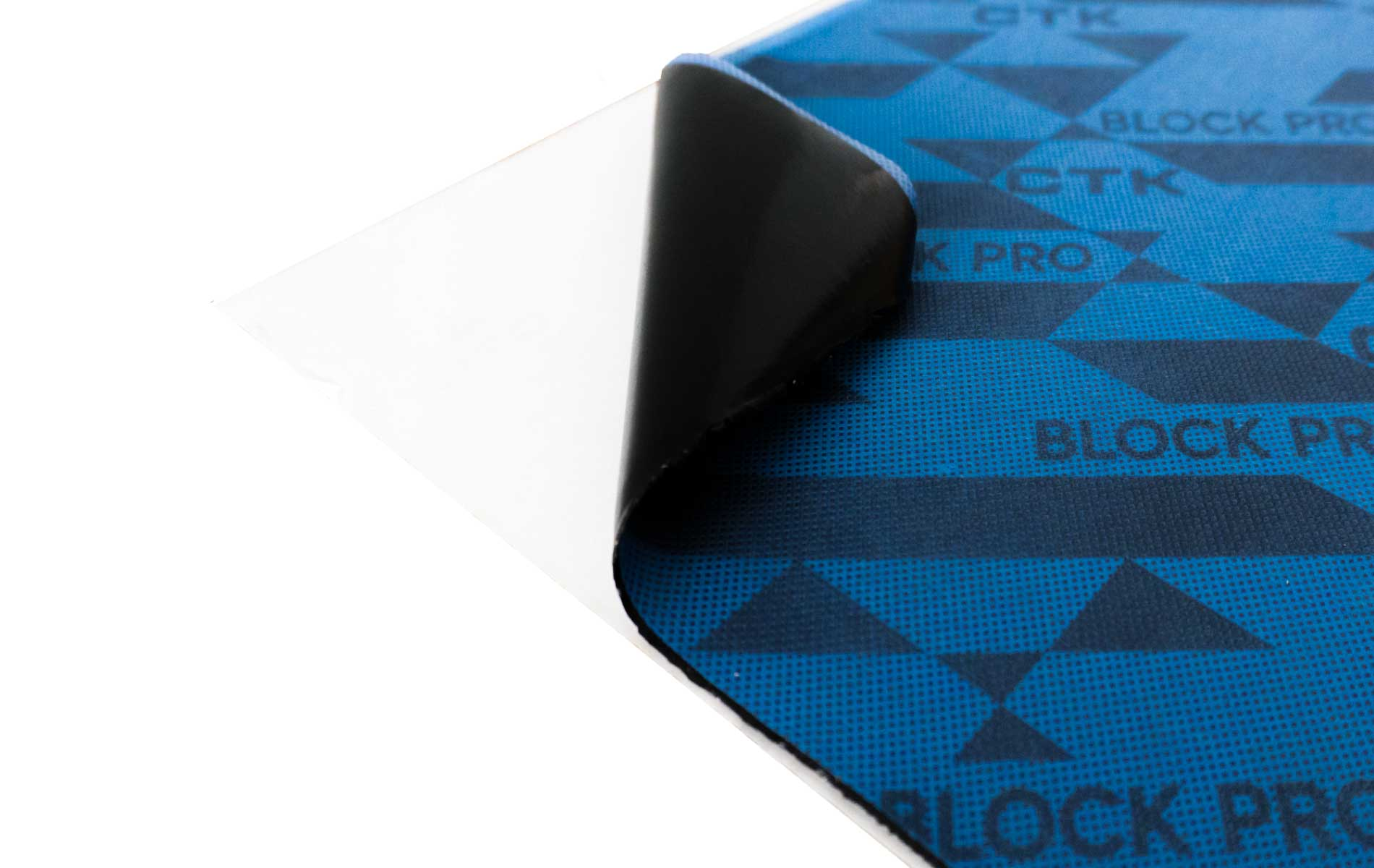 Blaues und schwarzes Schallschutzmaterial mit abgezogener Ecke, weißer Hintergrund.