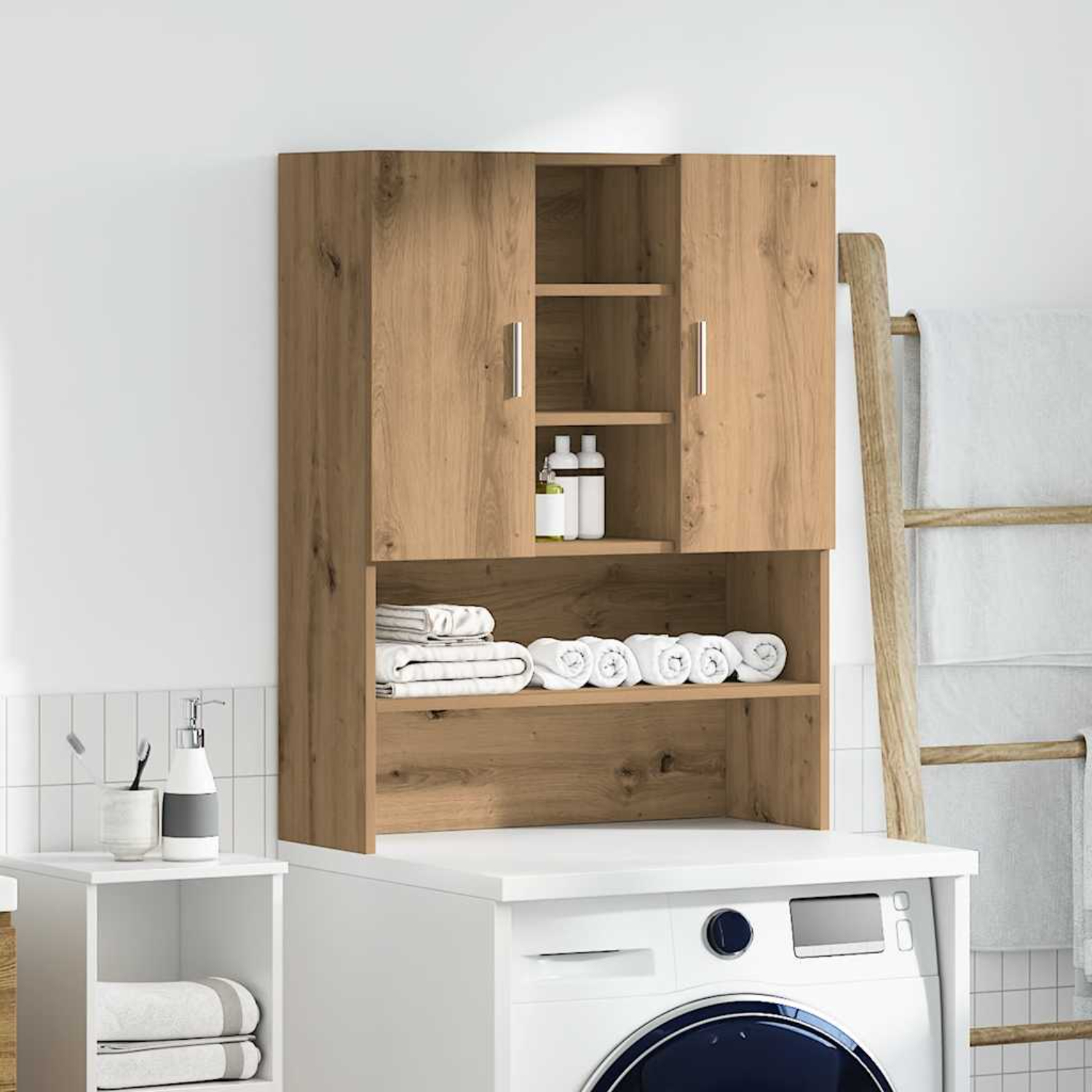 Ein Holzschrank über einer Waschmaschine mit Handtüchern und Toilettenartikeln.