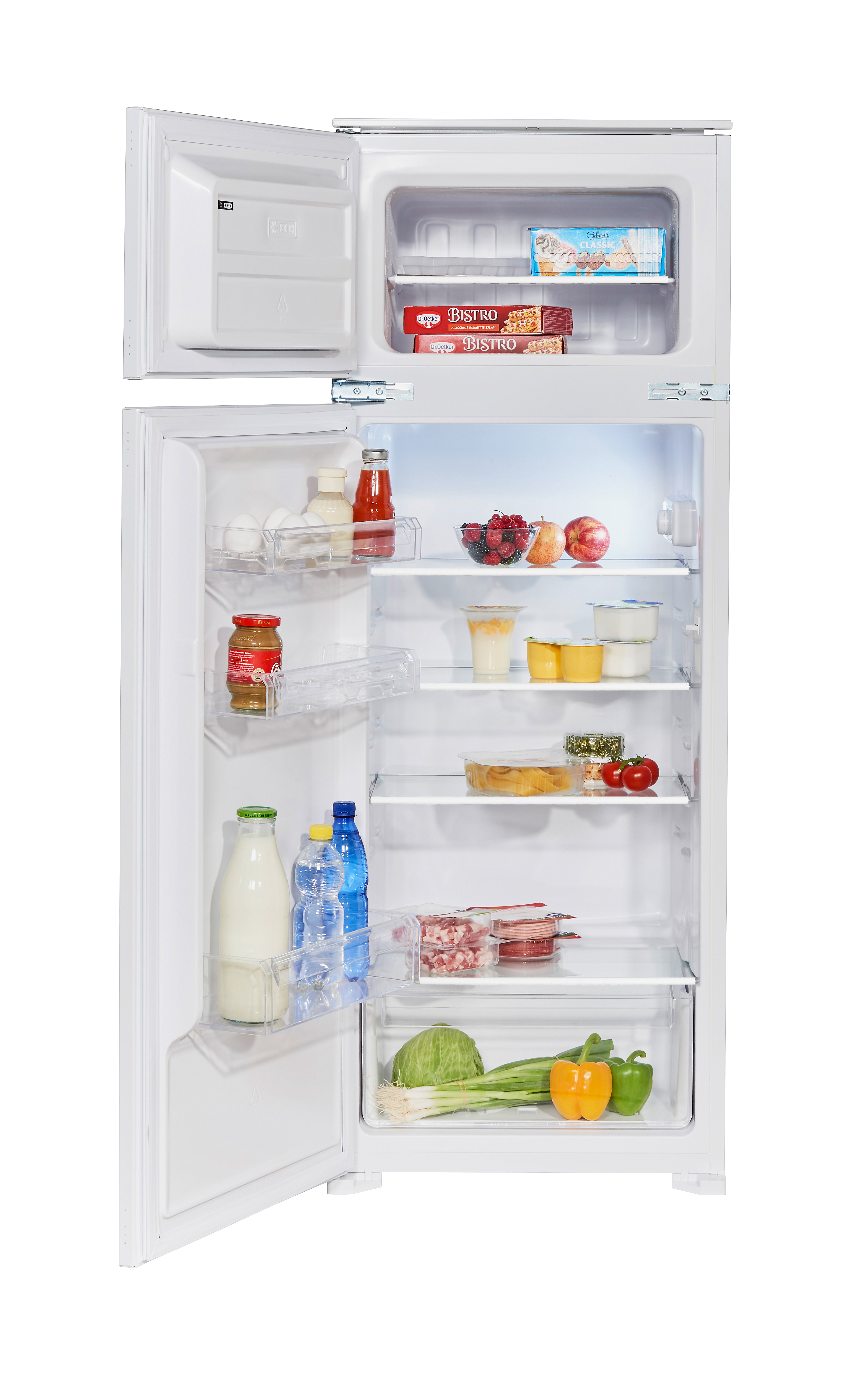 Ein offener weißer Kühlschrank mit Lebensmitteln. Die Regale sind mit verschiedenen Artikeln gefüllt.