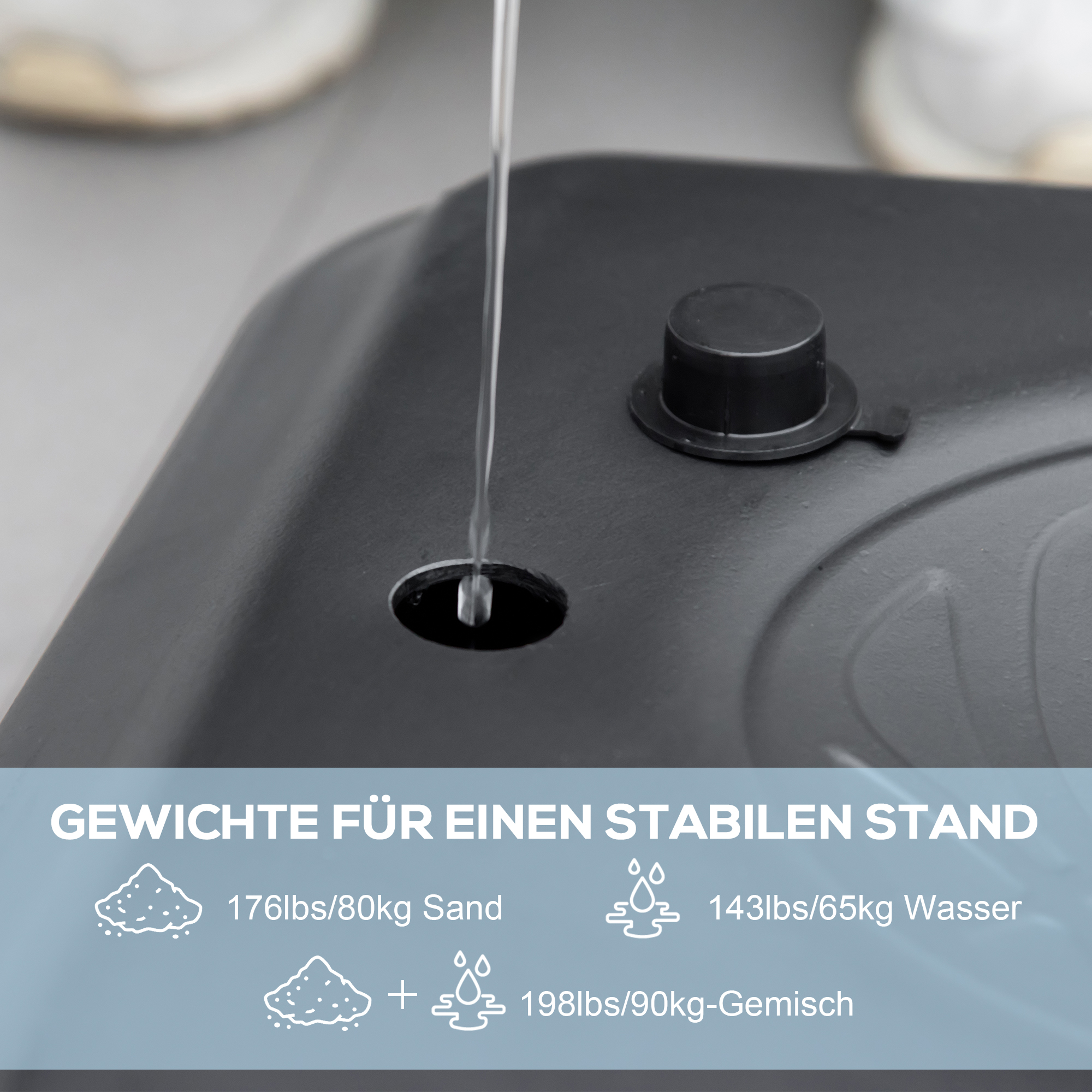 Wasser, das auf eine schwarze quadratische Basis gegossen wird, mit Text über Gewicht und Stabilität.