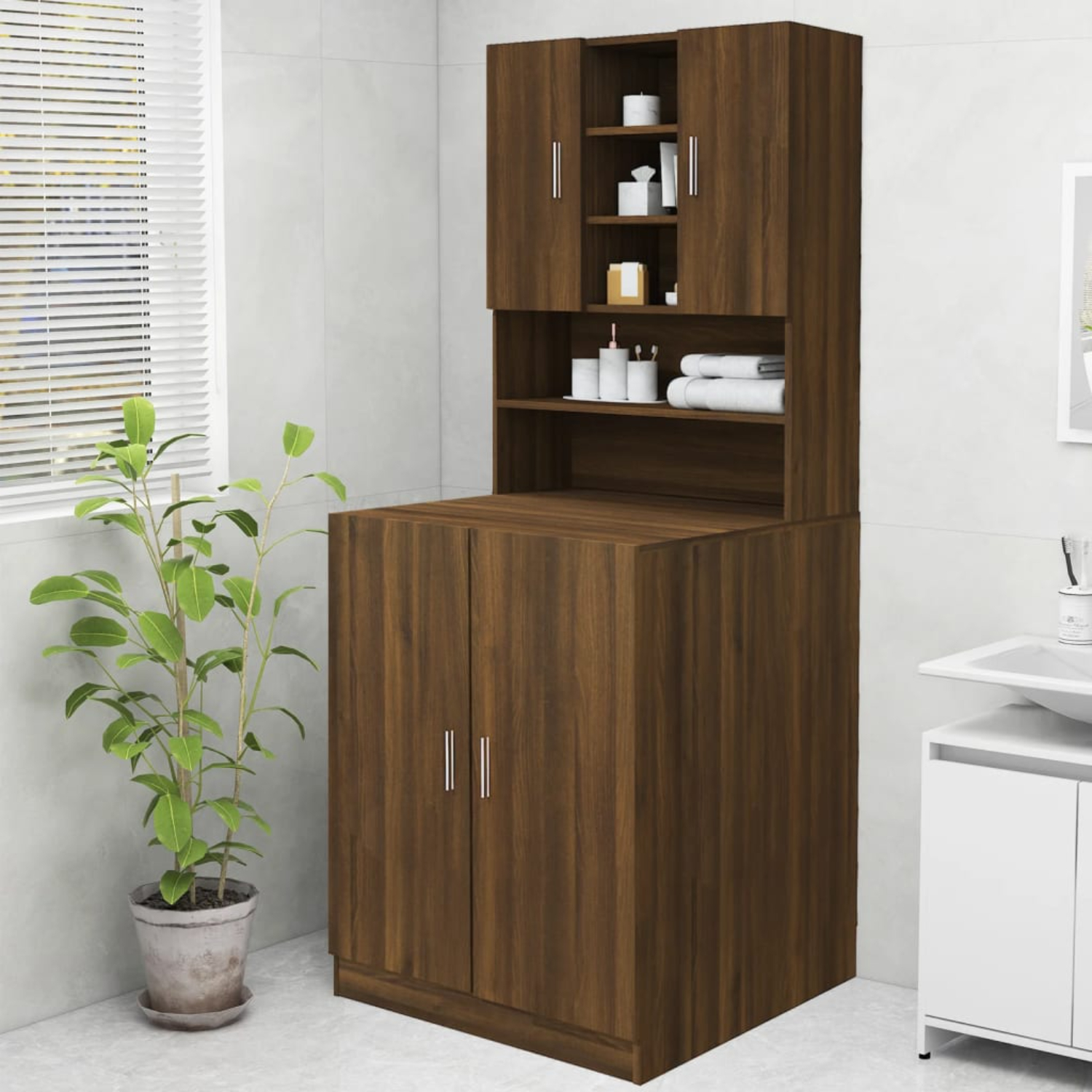 Ein hoher, brauner Holzschrank mit offenen Regalen und eine Pflanze im Topf.