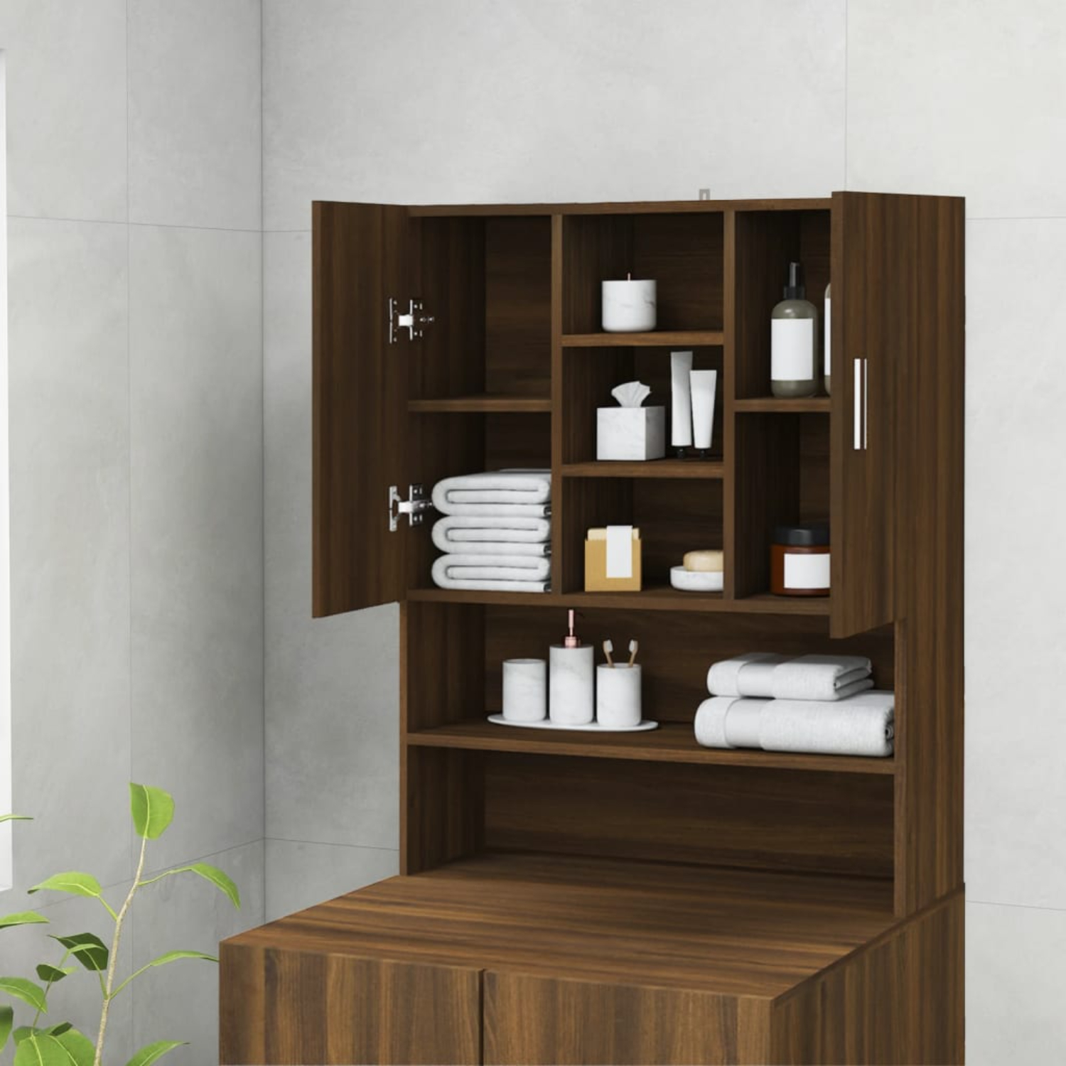 Ein brauner Badezimmerschrank mit offenen Regalen, auf dem Toilettenartikel und Handtücher ausgestellt sind.