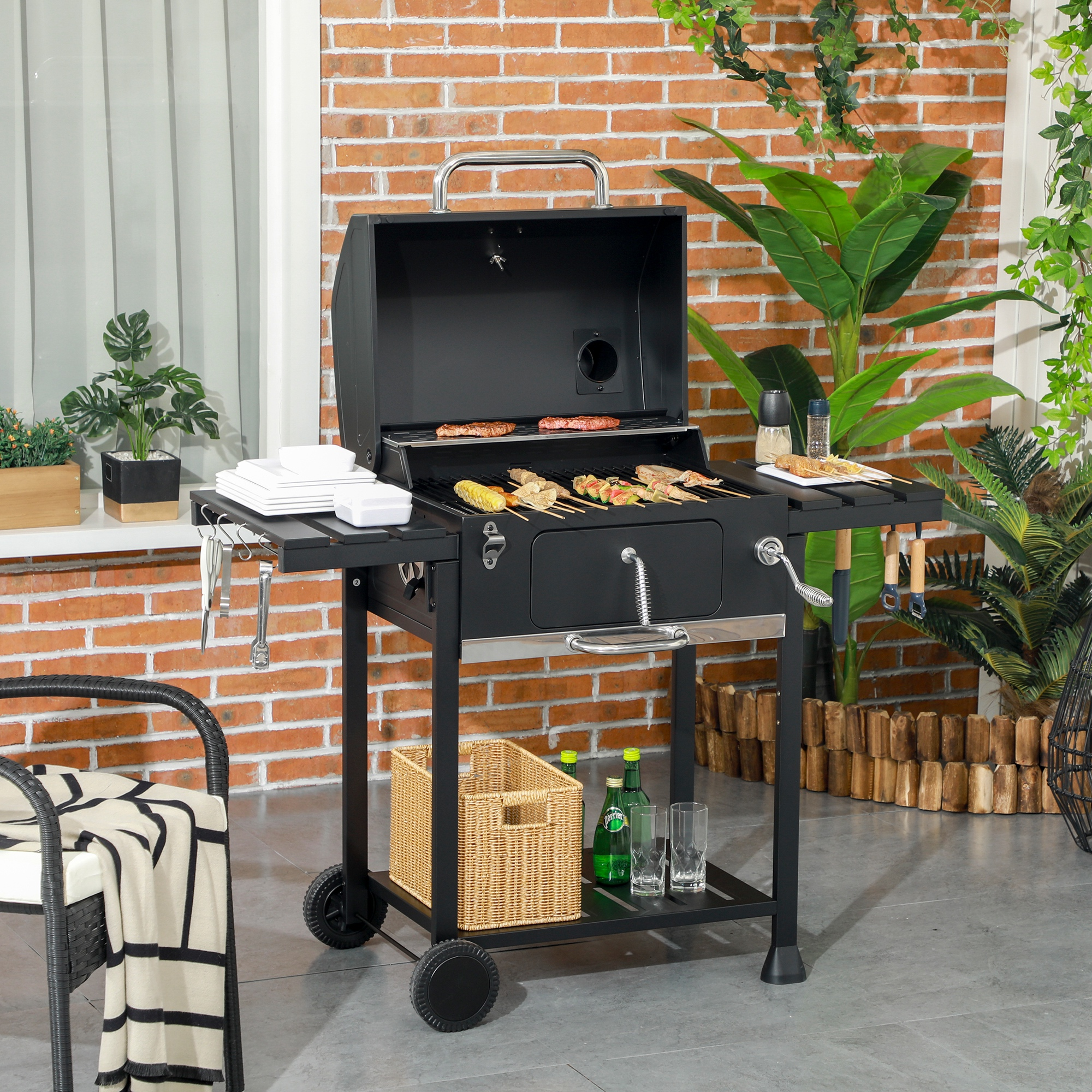 Schwarzer Grill mit Essen darauf, auf einer Terrasse neben einer Ziegelmauer und Pflanzen.