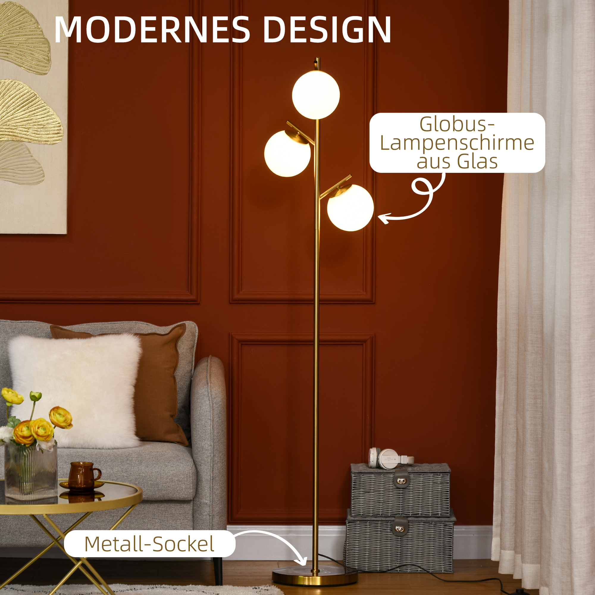 Goldene Stehlampe mit drei Kugelleuchten. In einem Raum mit modernem Design und Sofa.