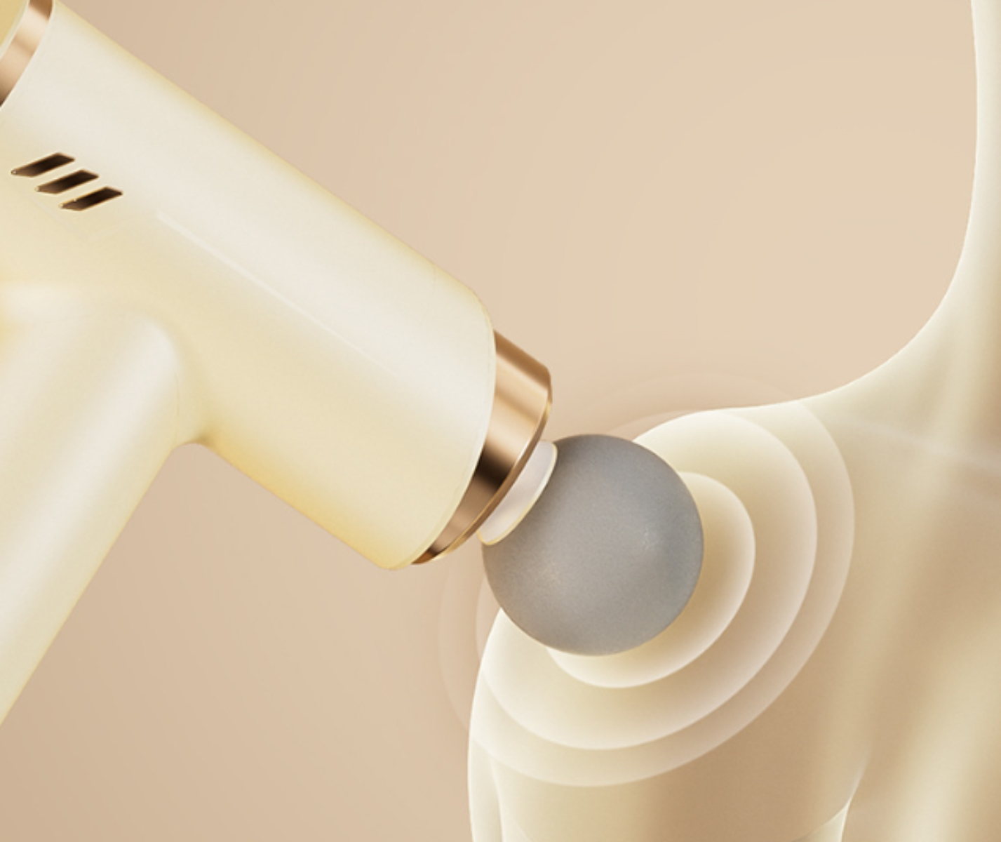 Massagepistole auf der Hüfte. Beige und Goldfarben. Grauer Massagekopf.