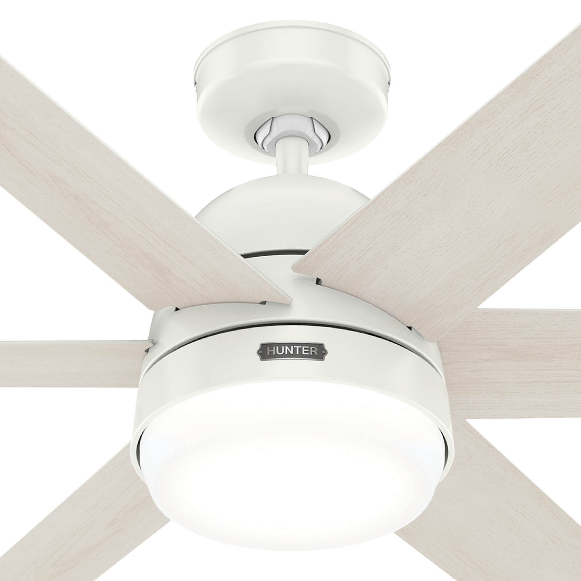 Weißer Deckenventilator mit fünf Holzblatt-Flügeln. Weißes Motorgehäuse mit Licht.