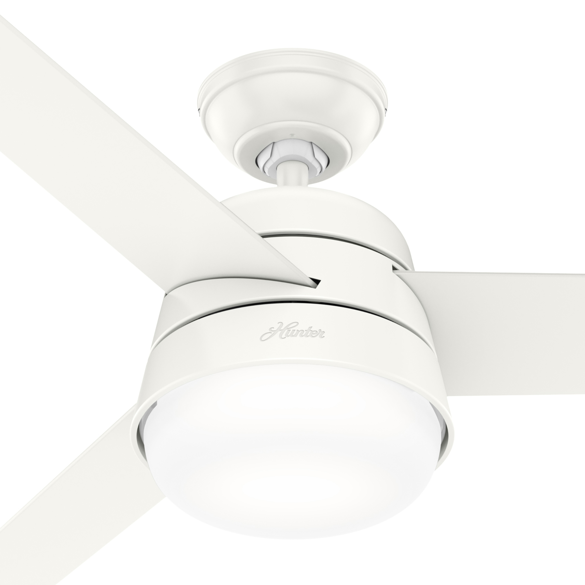 Weißer Deckenventilator mit drei Flügeln und Licht. 'Hunter'-Logo sichtbar.