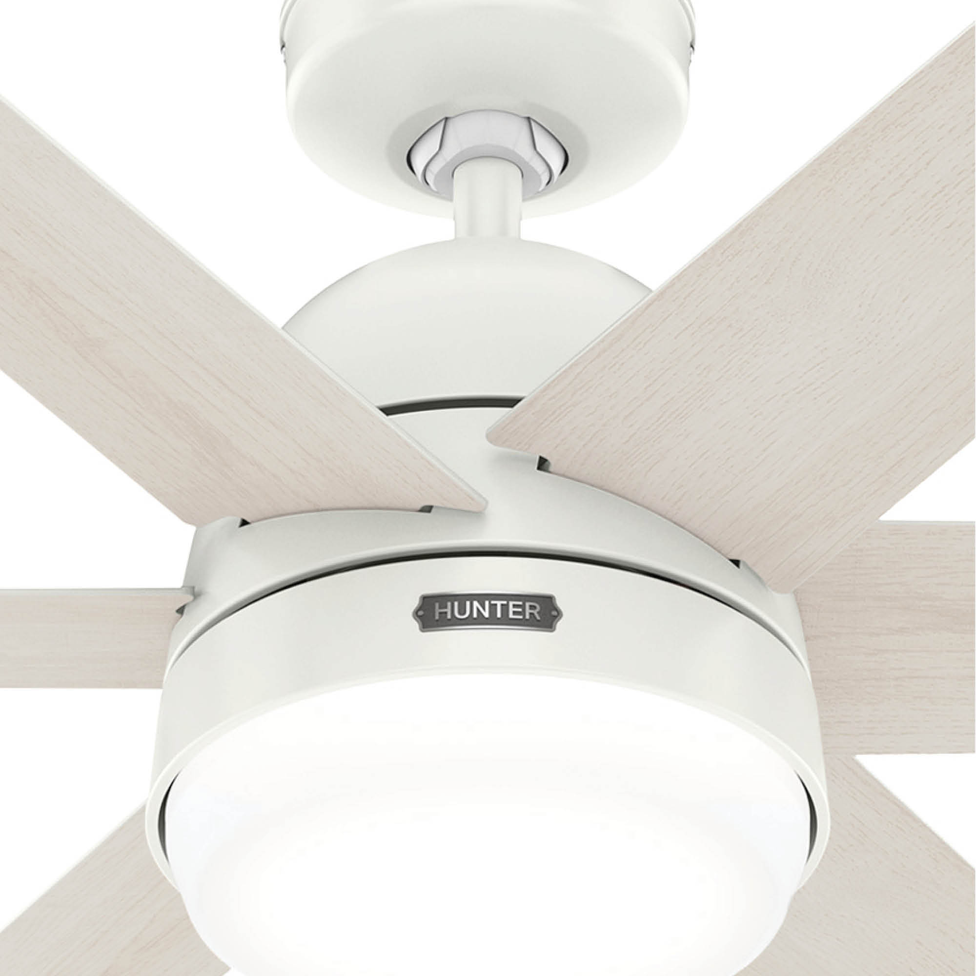 Weißer Deckenventilator mit hellfarbigen Flügeln. 'Hunter'-Logo sichtbar.