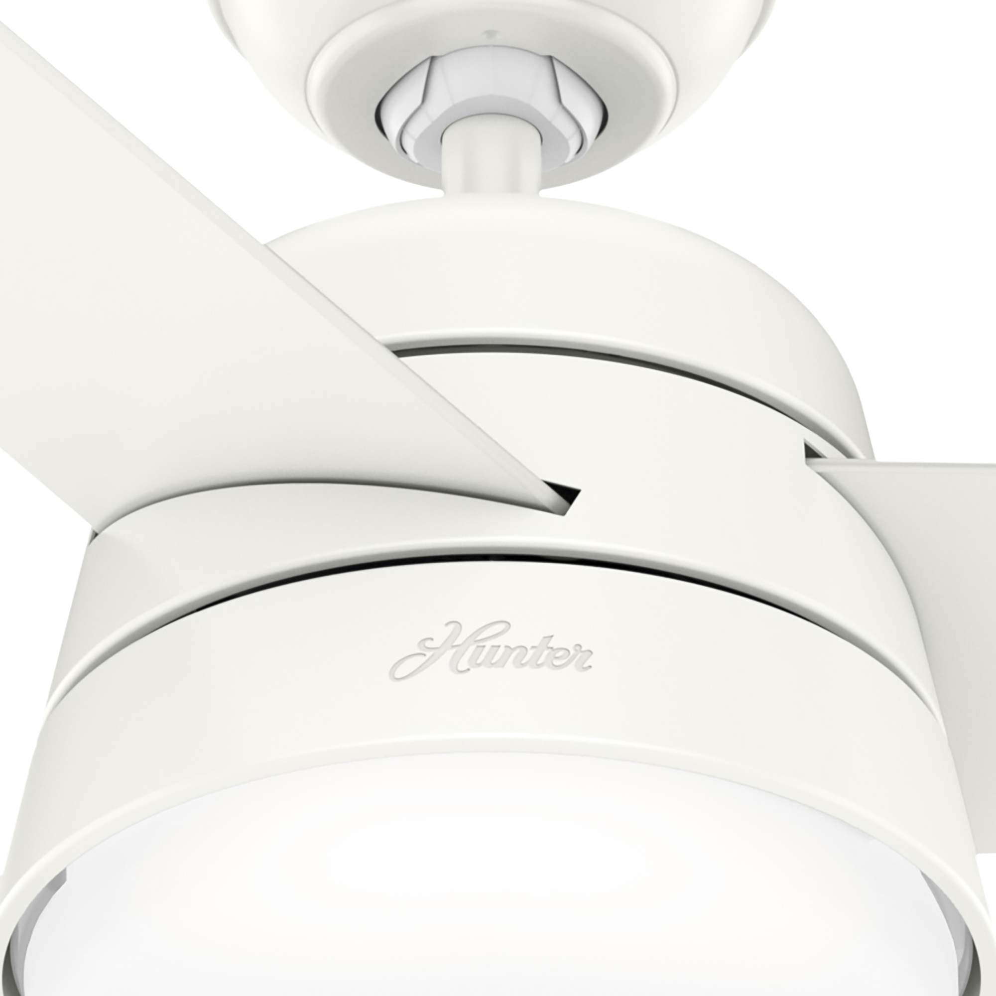 Weißer Deckenventilator mit Licht. 'Hunter'-Logo auf dem Gehäuse.