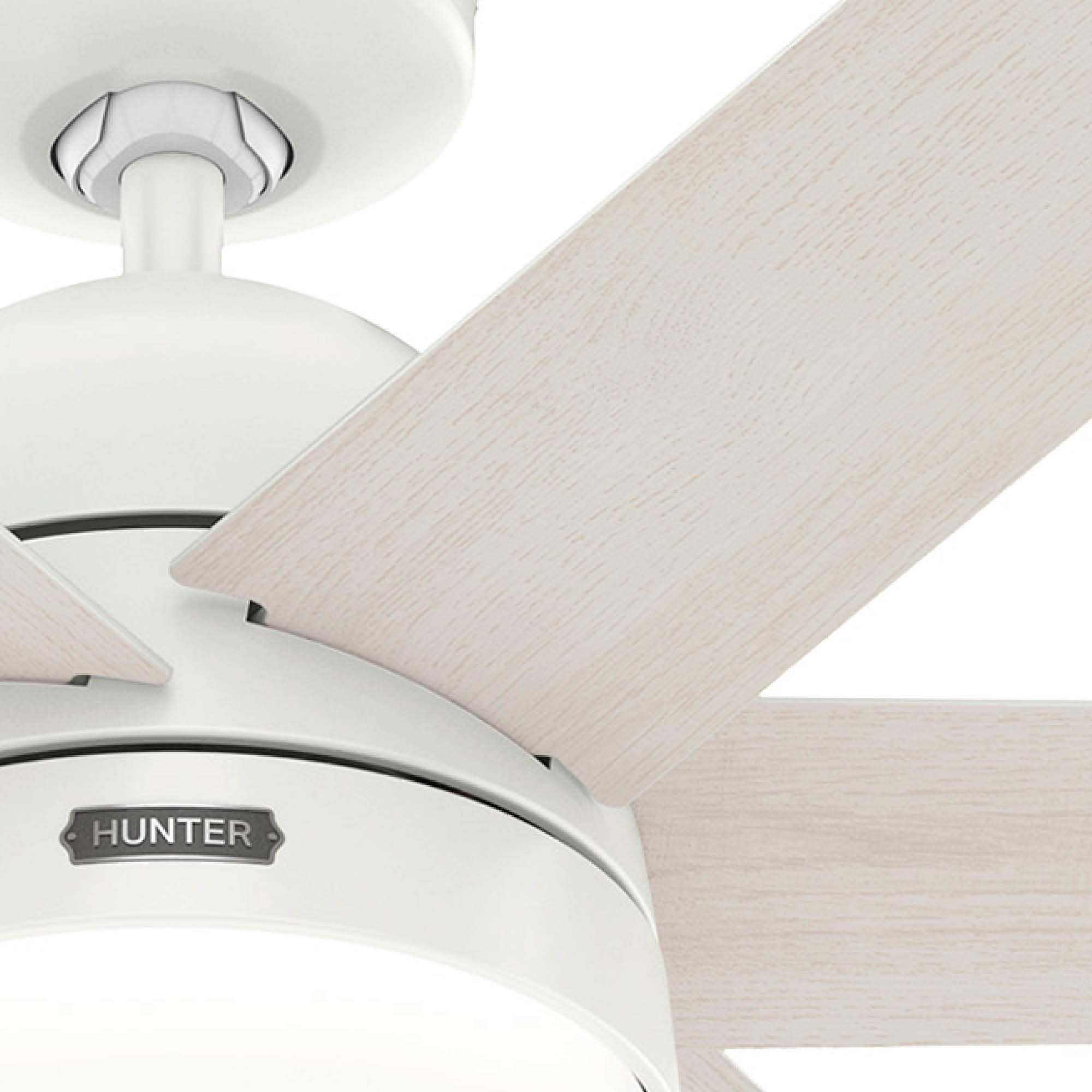 Nahaufnahme eines weißen Deckenventilators mit Holzoptik-Blättern. Weißer Hintergrund.