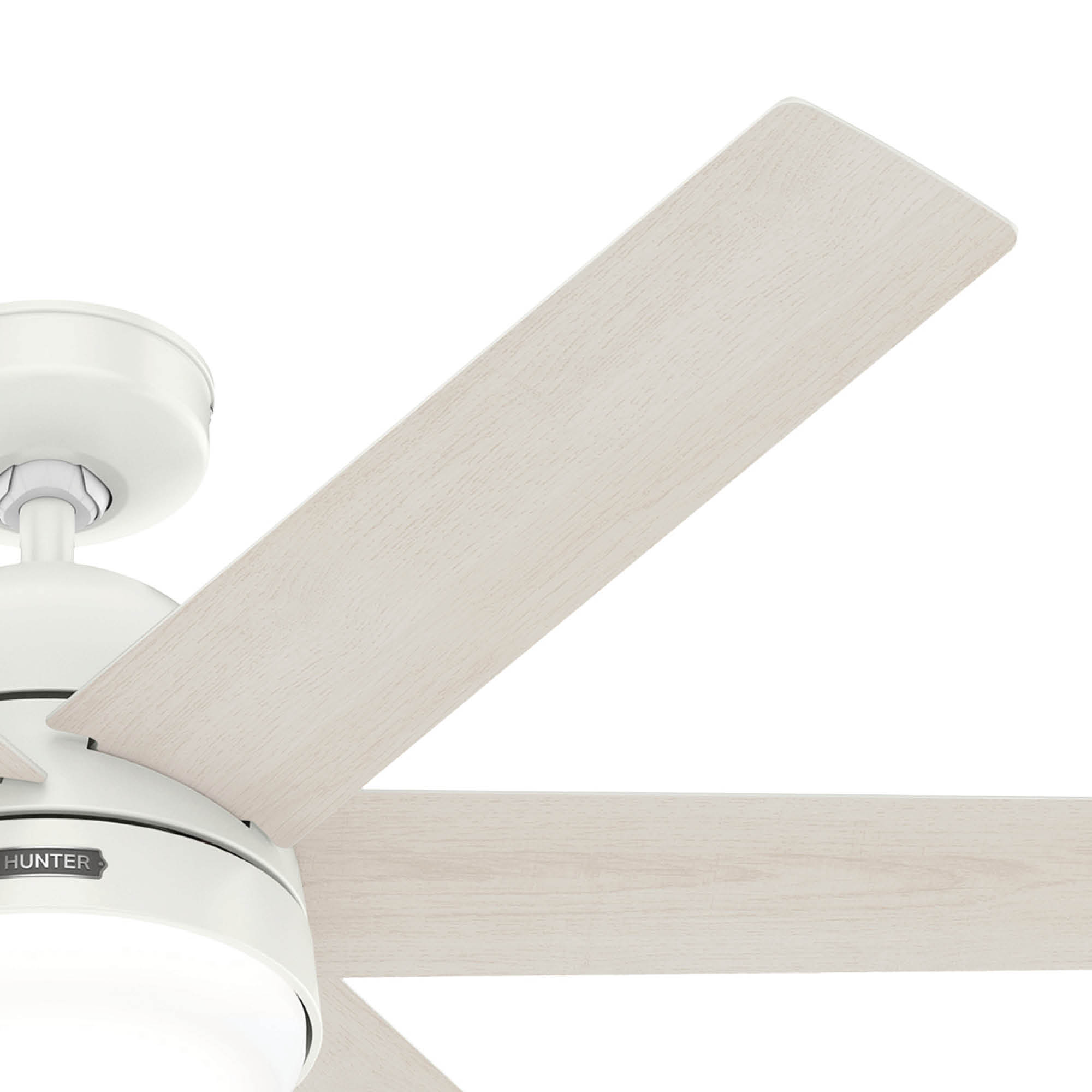 Nahaufnahme eines Deckenventilatorflügels. Die Klinge ist hell und hat ein Holzmaserungsmuster.