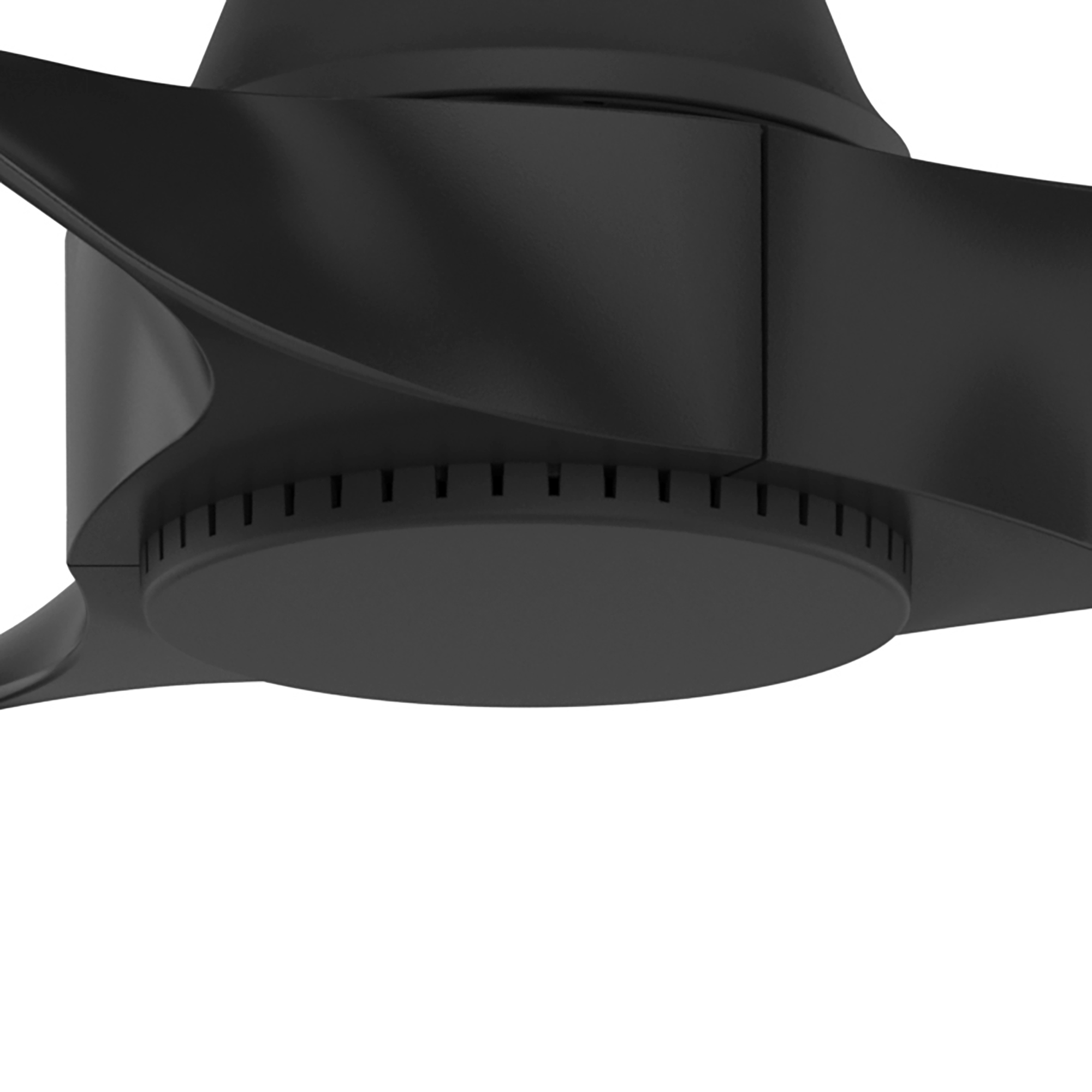 Nahaufnahme eines schwarzen Deckenventilators mit drei Flügeln. Weißer Hintergrund.