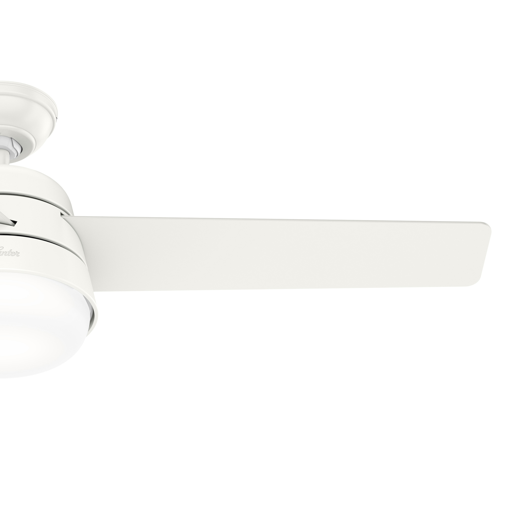 Nahaufnahme eines weißen Deckenventilatorflügels. Die Klinge ist weiß mit flacher Kante.