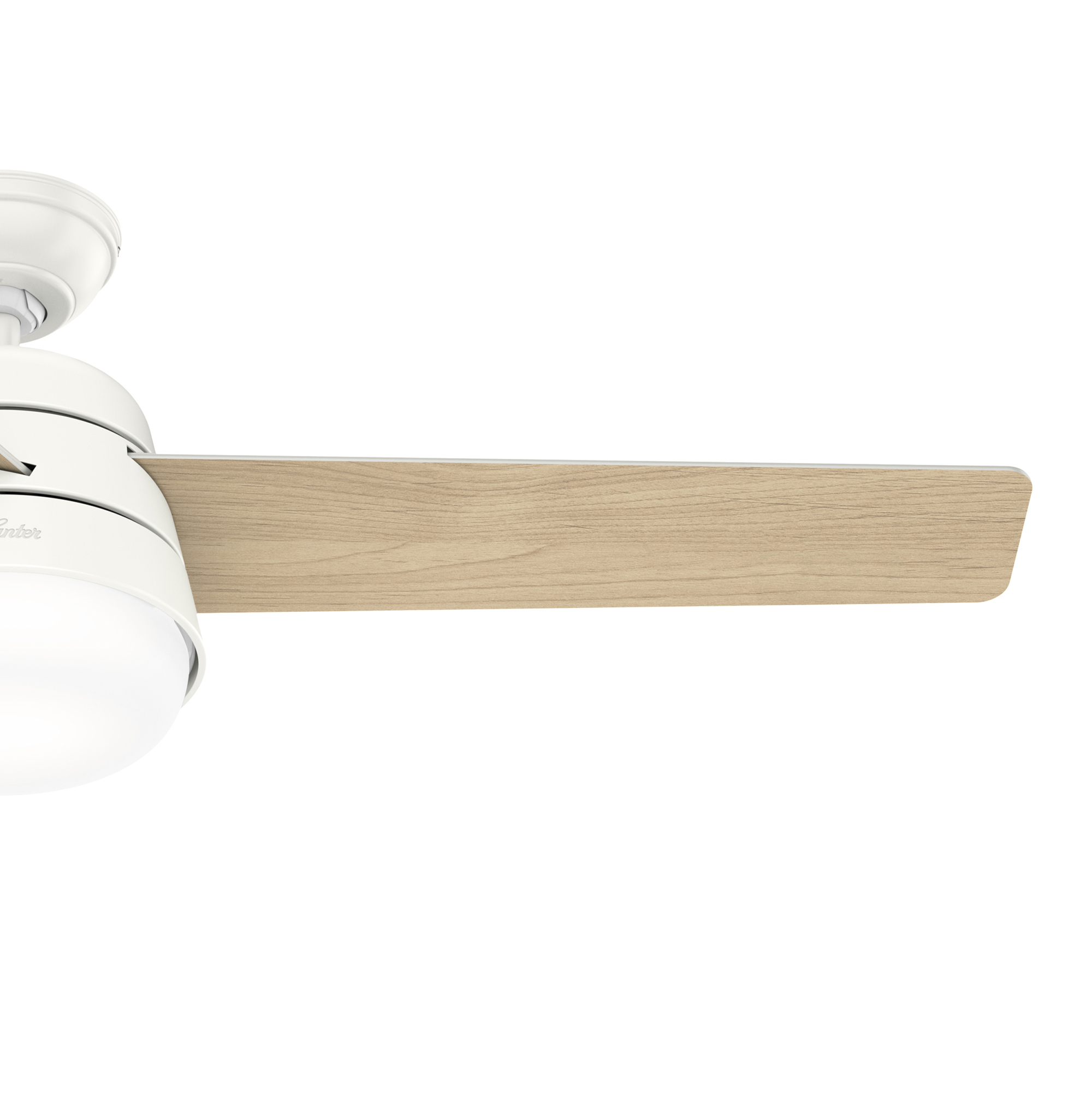 Weißer Deckenventilator mit Licht und einem hellen Holzblatt. Weißer Hintergrund.